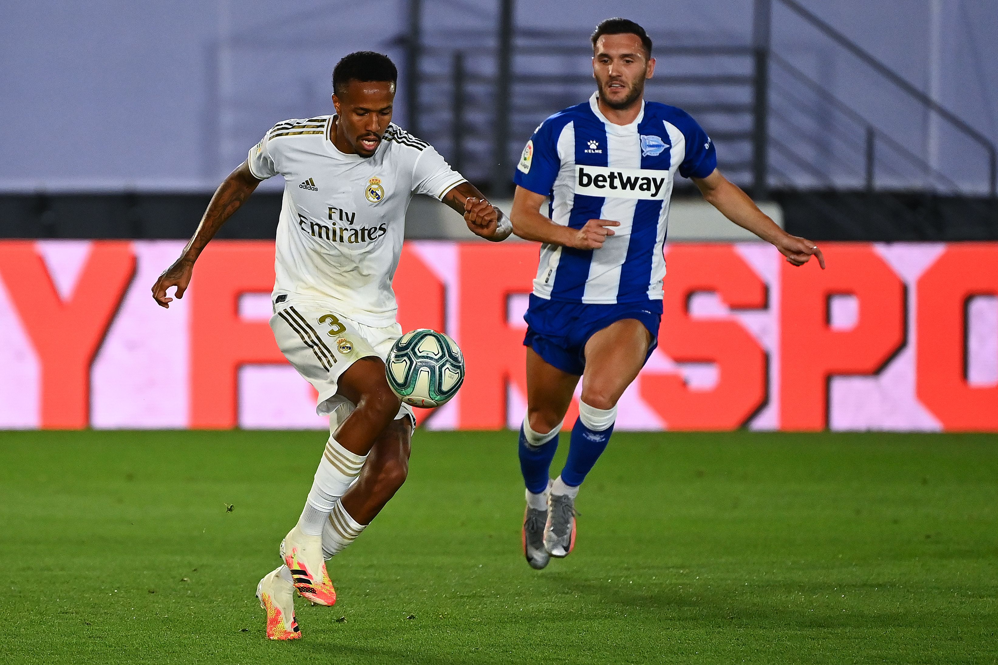 Pemain Real Madrid Eder Militao (kiri)