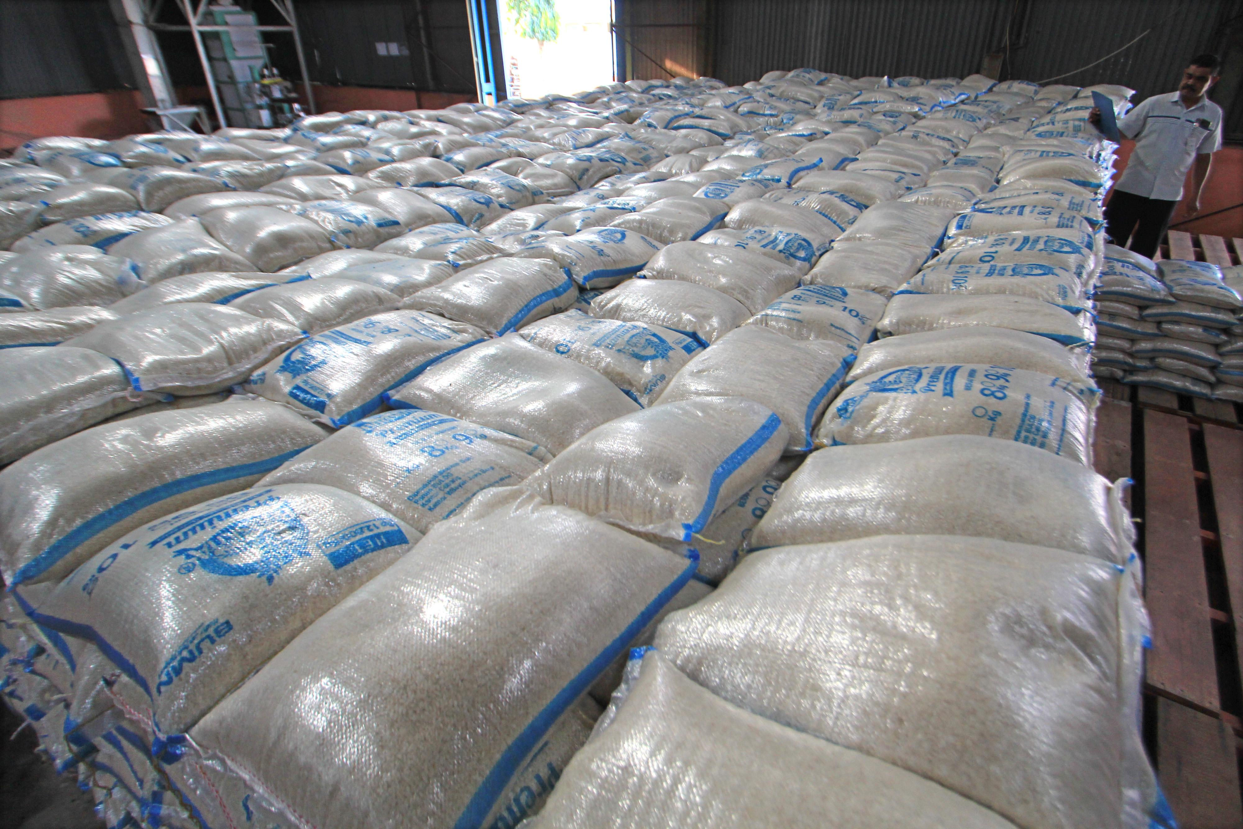 Karyawan memeriksa stok beras di Gudang Bulog Subdrive Indramayu, Jabar, Rabu (11/3/2020). Produksi beras Indramayu tertinggi se Indonesia.