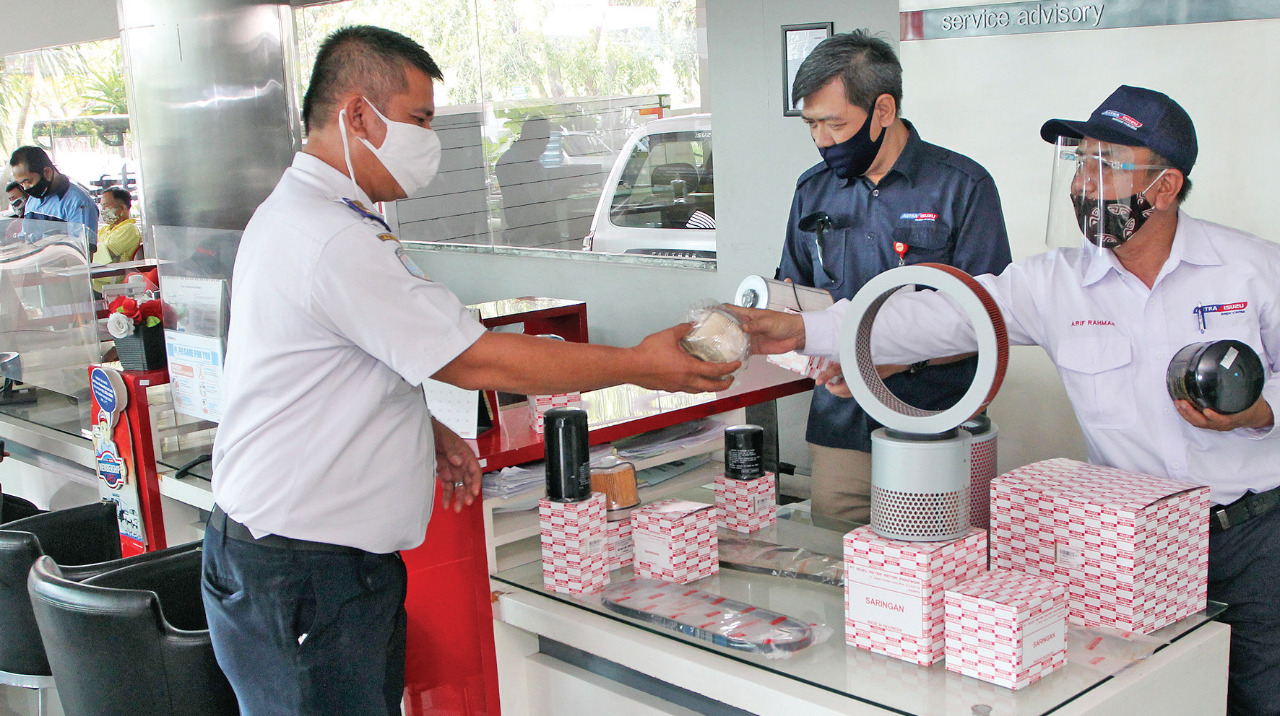 Konsumen (kiri) mendapat penjelasan tentang suku cadang pesanannya dari petugas customer service PT Astra International Tbk- Isuzu.