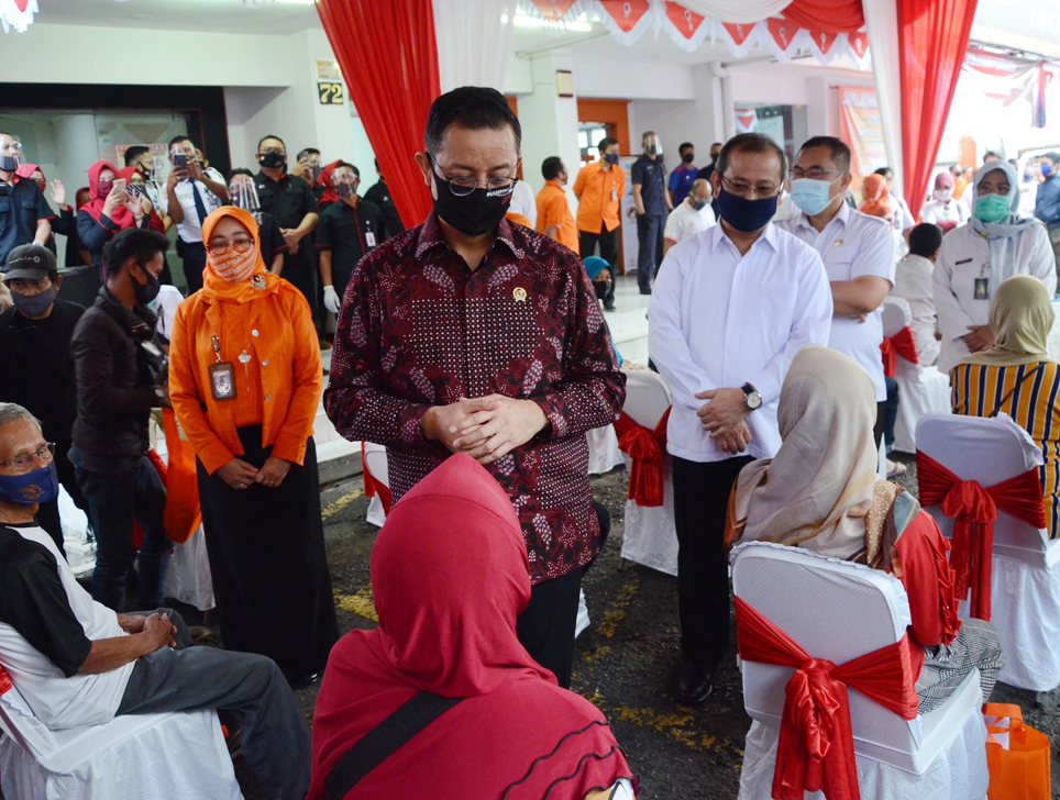 Menteri Sosial Juliari P Batubara (tengah) berdialog dengan keluarga penerima manfaat bansos di Kantor Pos Cikutra, Bandung, Rabu, (5/8).