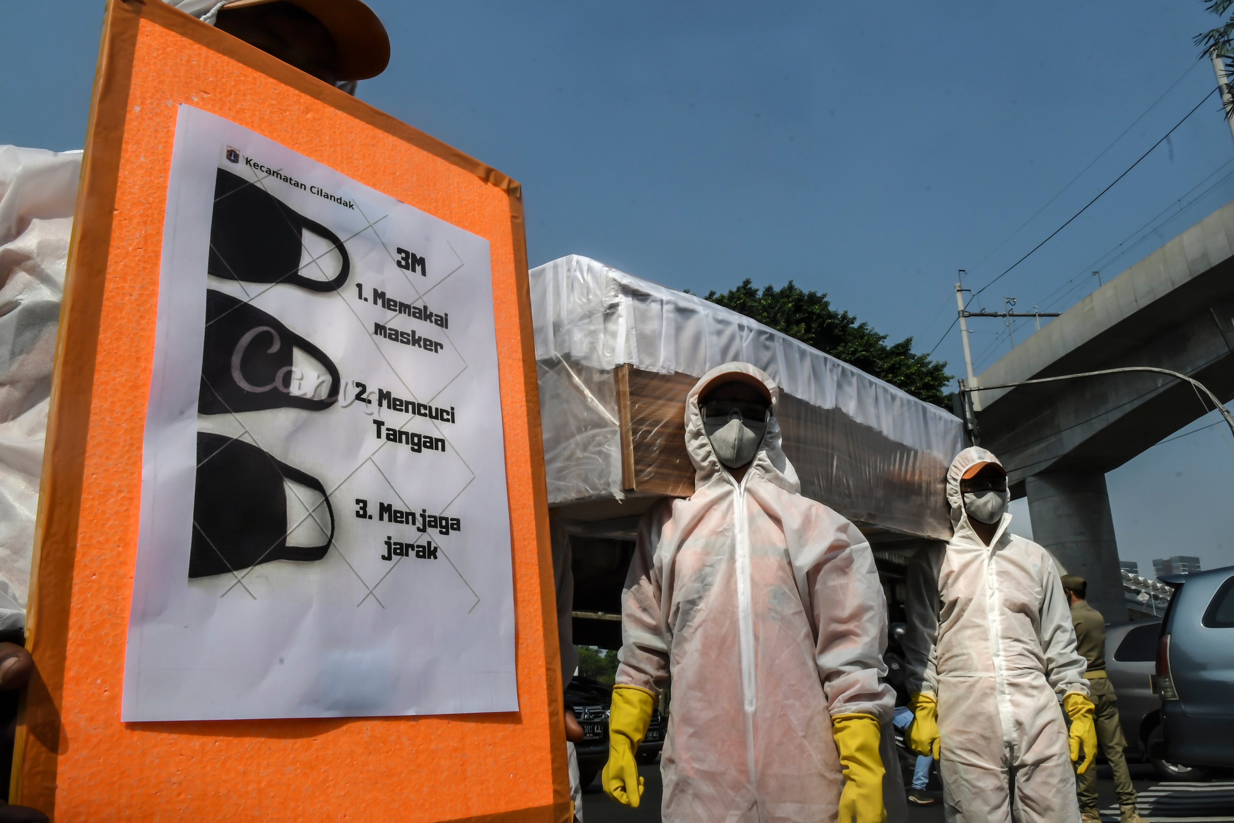 Petugas Kecamatan Cilandak melakukan kampanye bahaya covid-19 di Jakarta.