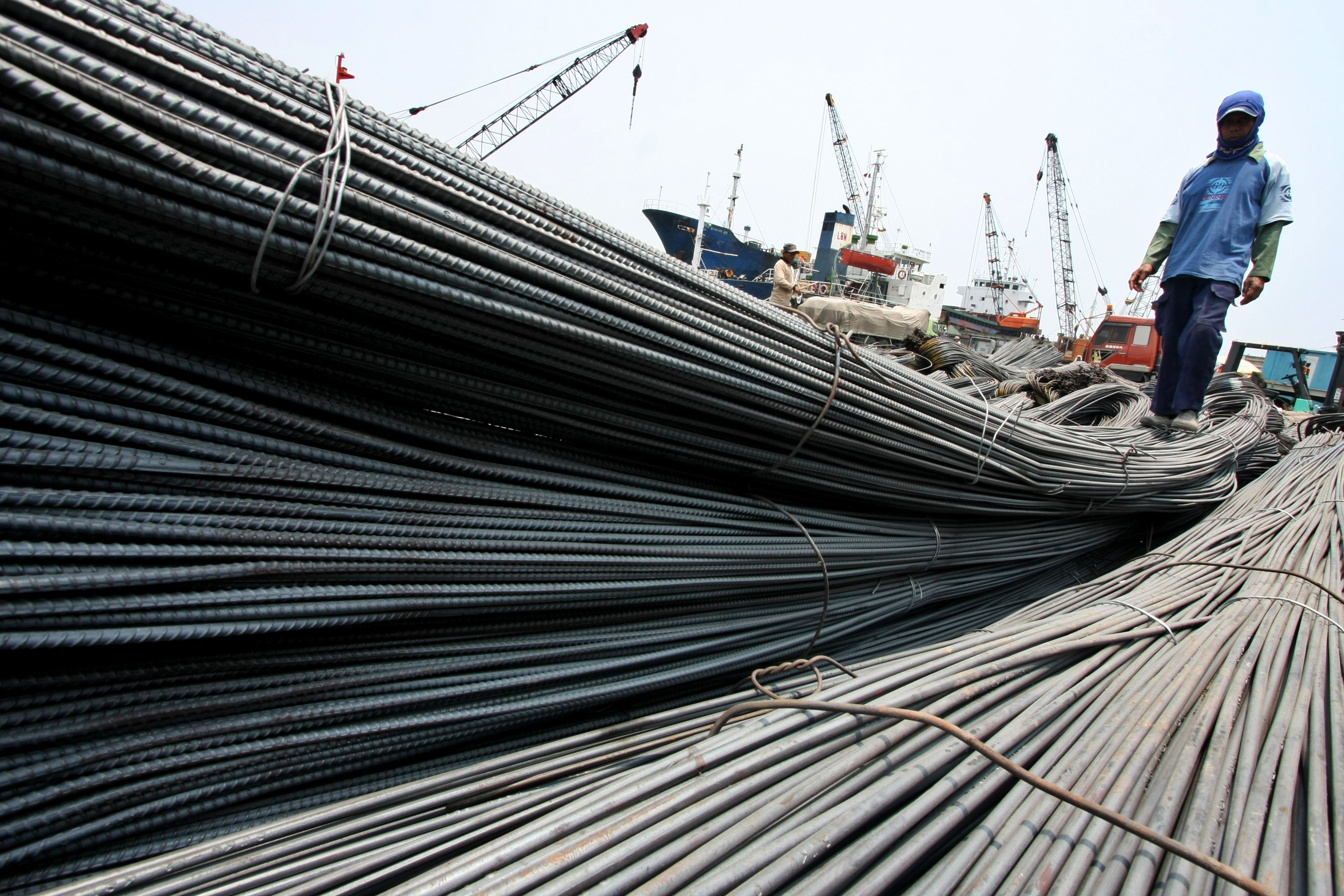 Pekerja melintasi kawat besi-baja di Pelabuhan Sunda Kelapa, Jakarta, 