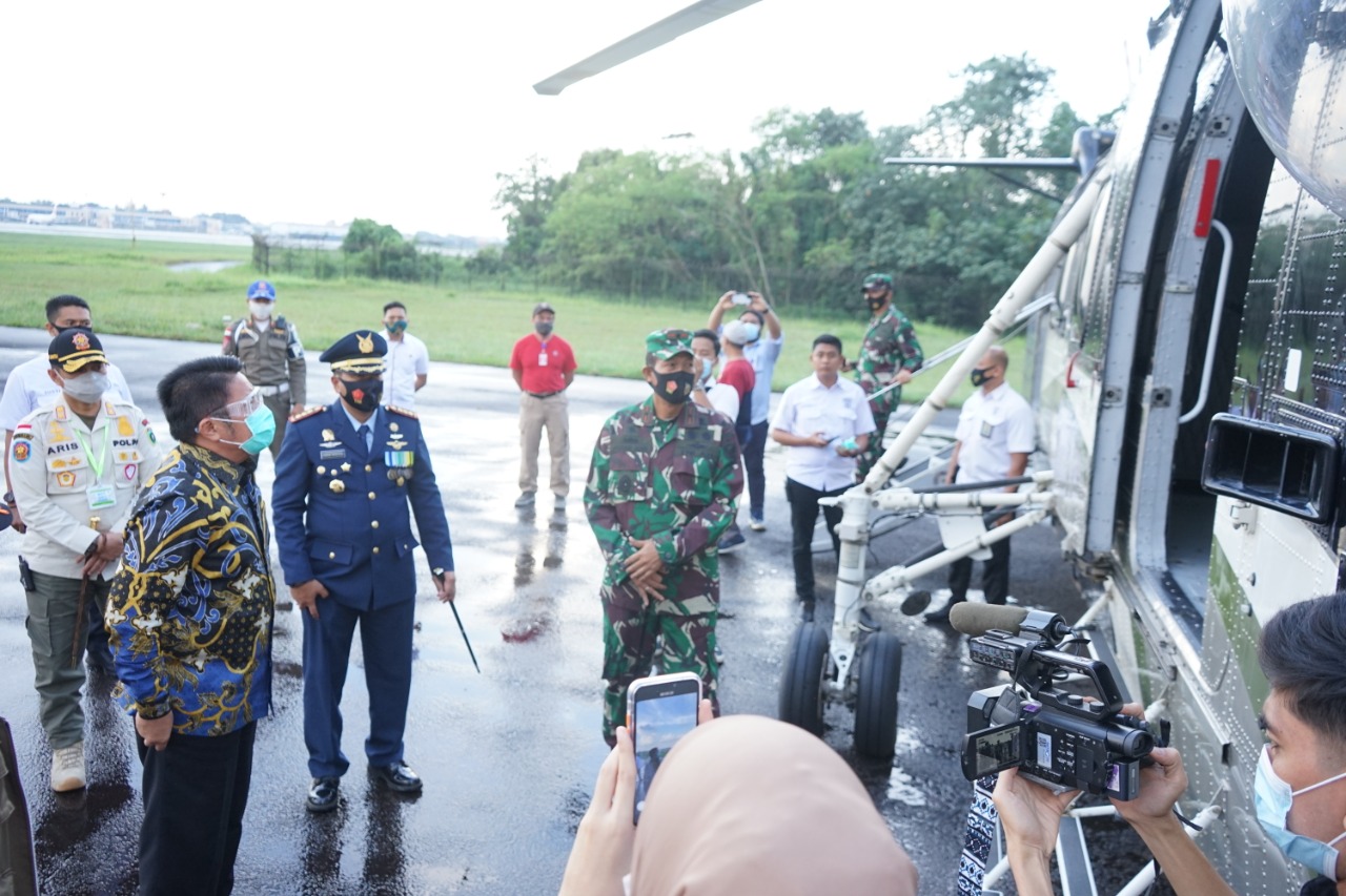 Gubernur Sumsel Herman Deru mengecek kesiapan peralatan helikopter waterbombing dalam membantu pemadaman karhutla di Sumsel.