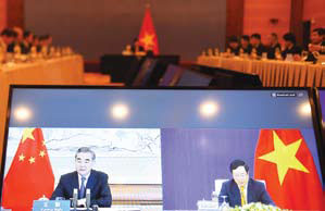 DIPLOMASI VIETNAM-TIONGKOK: Pertemuan secara daring melalui monitor antara Menteri Luar Negeri Vietnam Pham Binh Minh (kanan) dan mitranya 