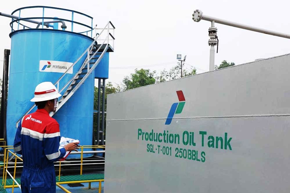 suasana seorang petugas PEP Asset 1 Field Jambi di lokasi tangki penampungan produksi.
