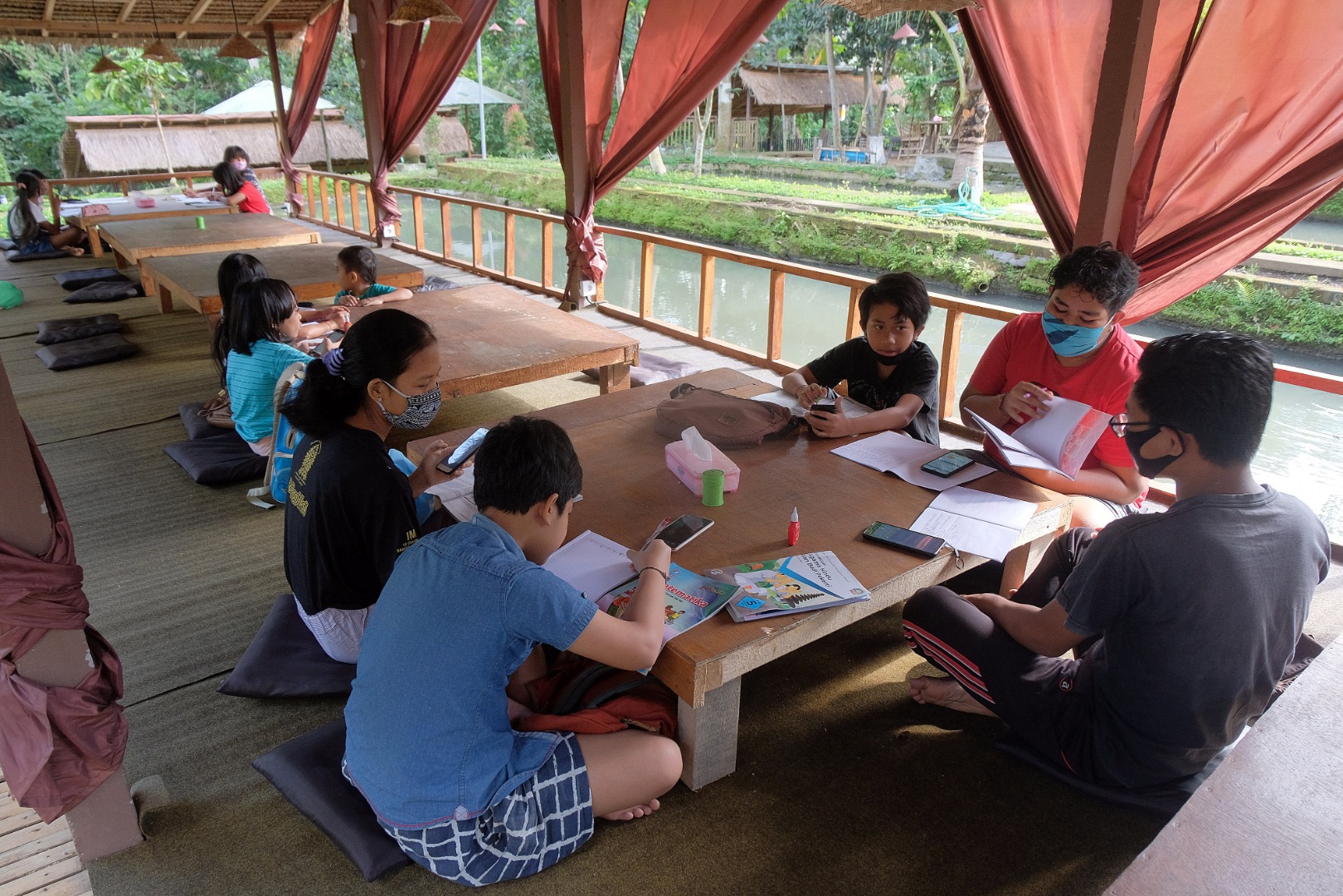 Sejumlah siswa SD belajar secara 