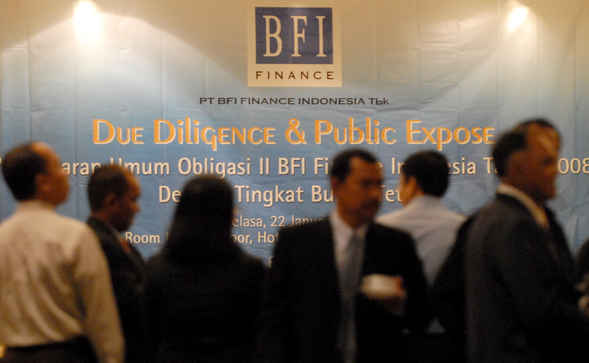 Sejumlah investor menunggu dimulainya acara 