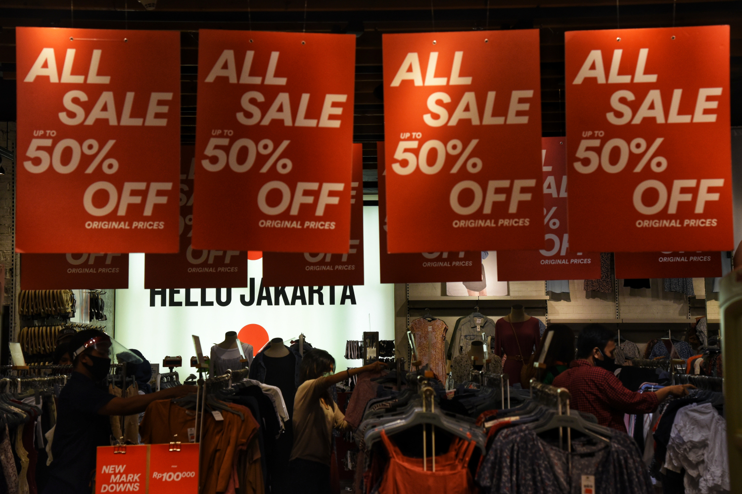 Suasana pusat perbelanjaan pasca new normal.