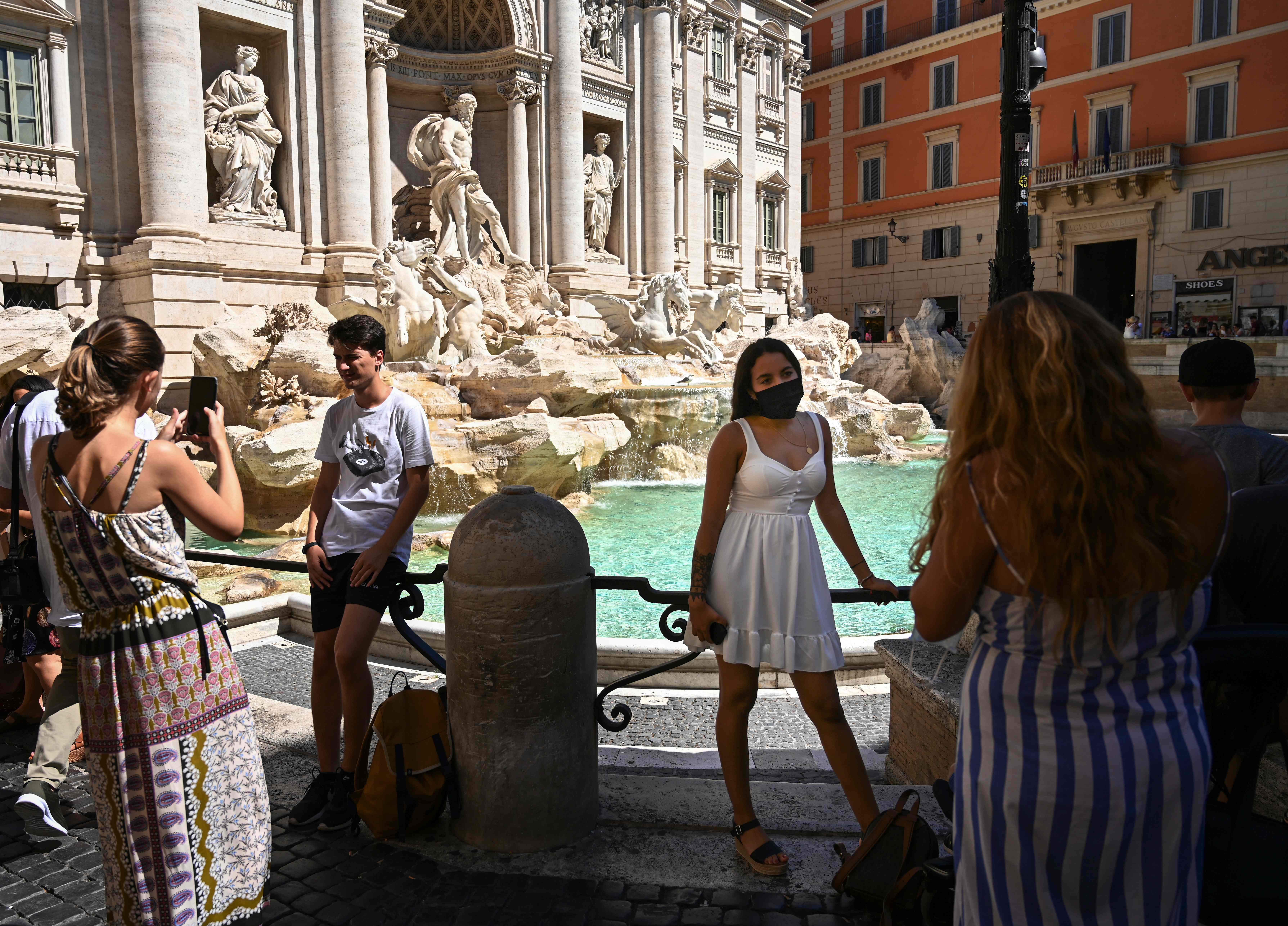 Turis yang berfoto di depan Trevi fountain, Roma, Italia (19/8/2020)