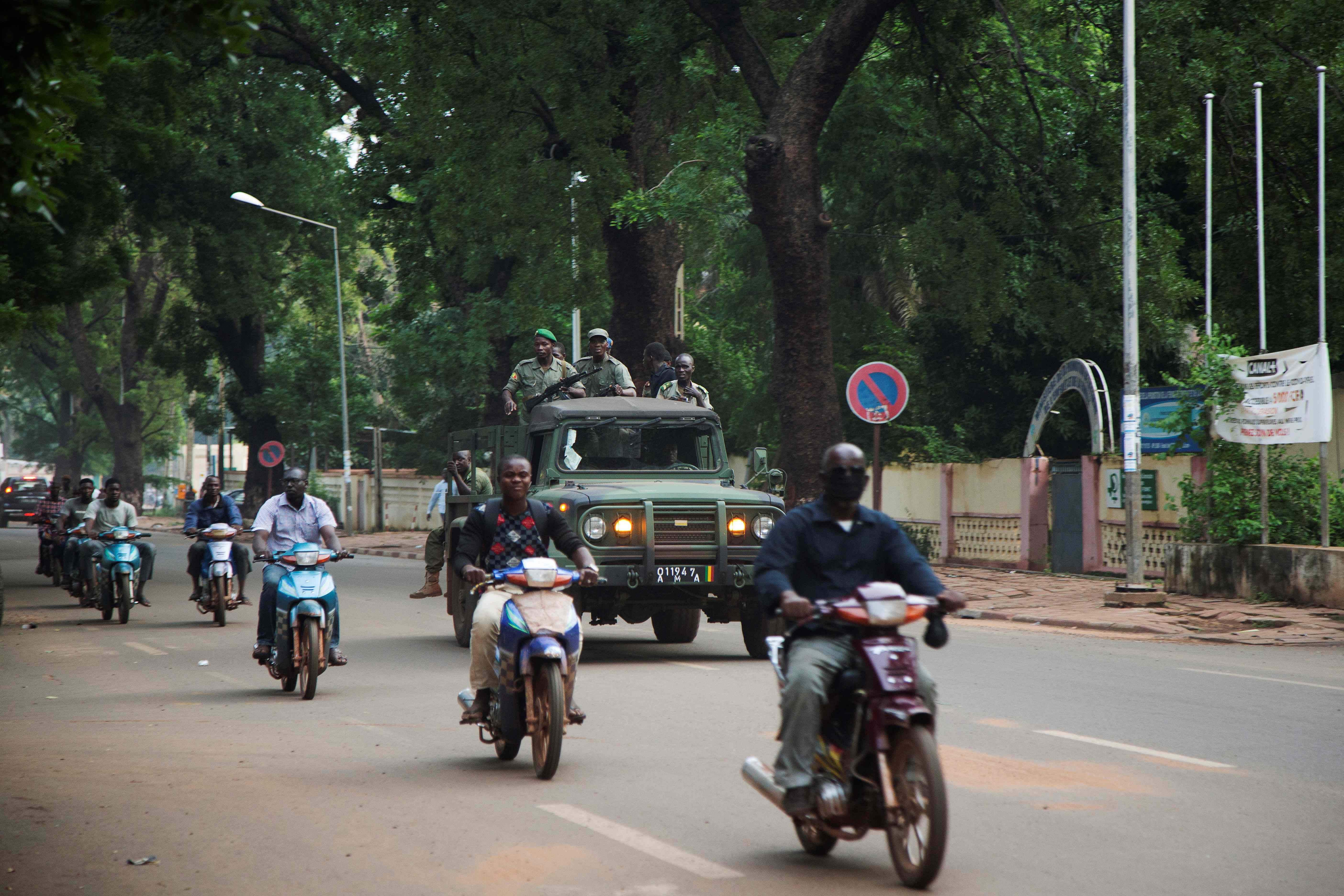 Militer Mali melintas di jalan Kota Bamako.