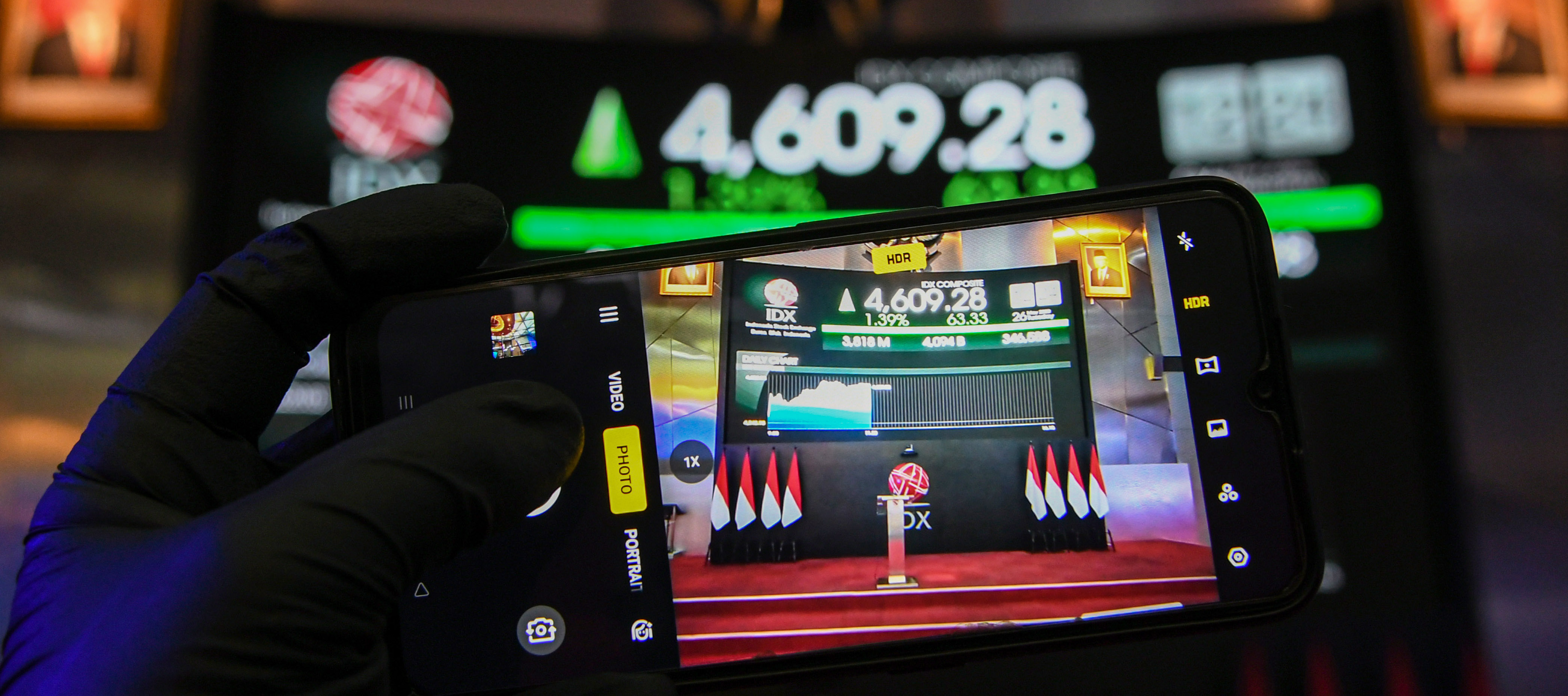 Layar menampilkan pergerakan Indeks Harga Saham Gabungan (IHSG) saat dibukanya perdagangan saham.