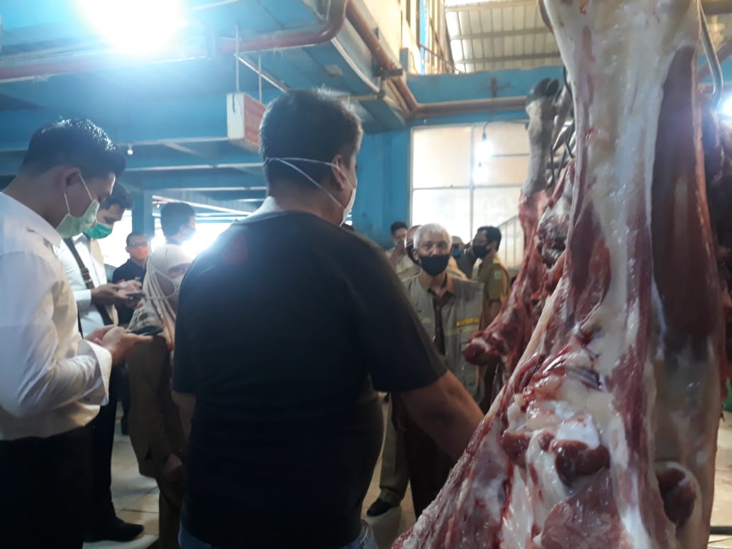 Kepala Dinas Pangan Karawang Kadarisman saat sidak di Pasar Djohar