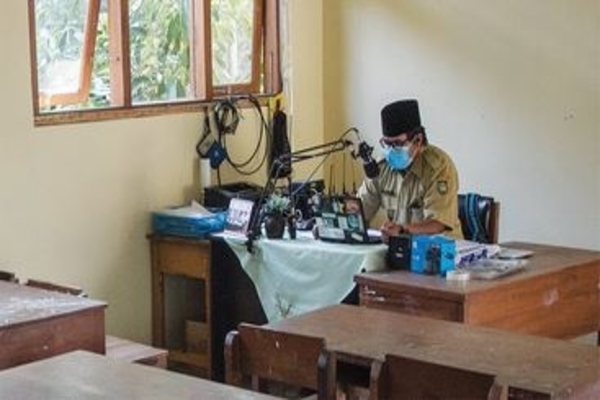 Seorang guru memberikan pembelajaran jarak jauh melalui radio handy talkie (HT) di SD Negeri Mojo, Pasar Kliwon, Surakarta, Jateng, kemarin