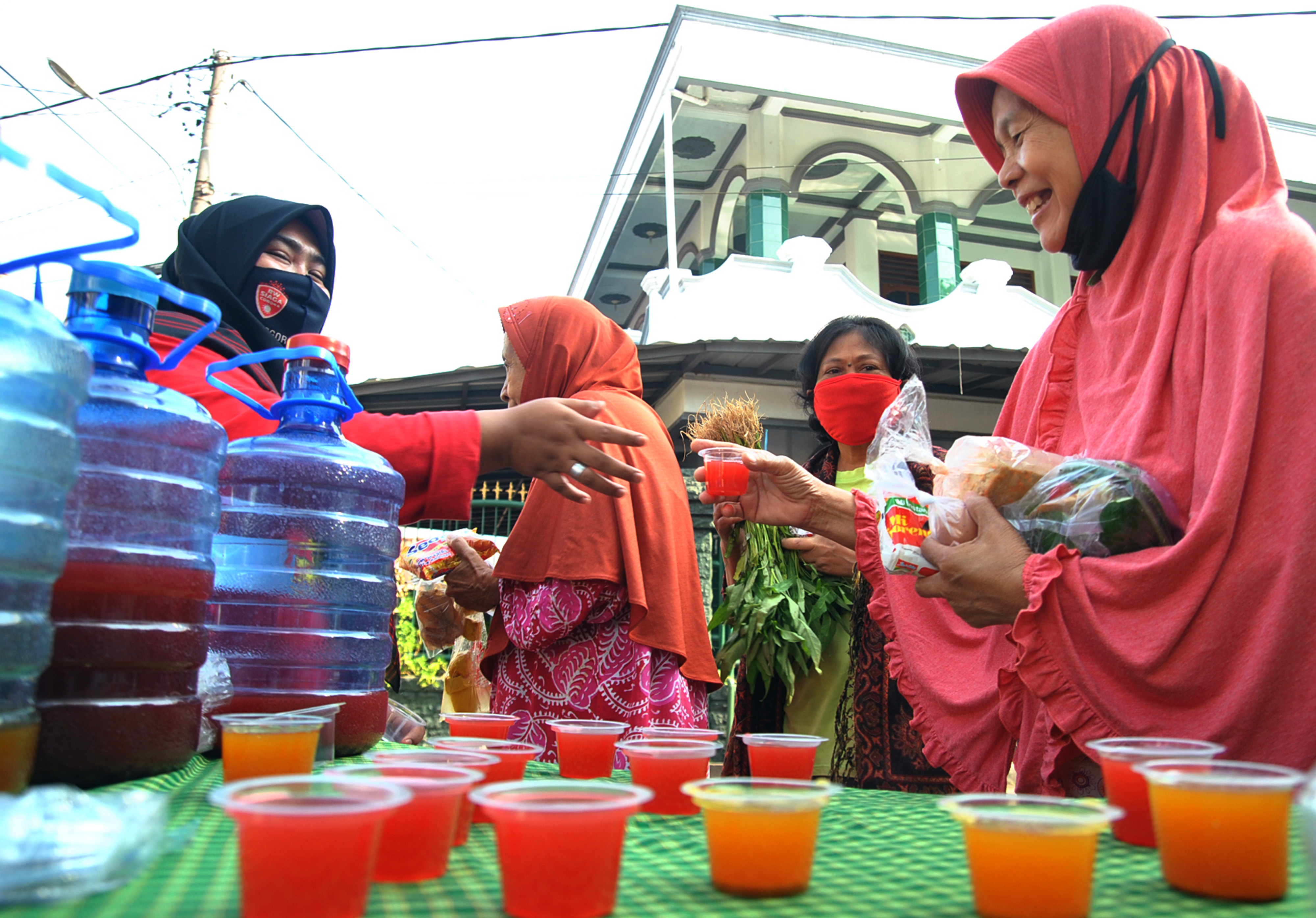 Ilustrasi-- Warga membagikan jamu gratis di GG Kelor RW 10, Kelurahan Menteng, Kota Bogor, Jawa Barat.