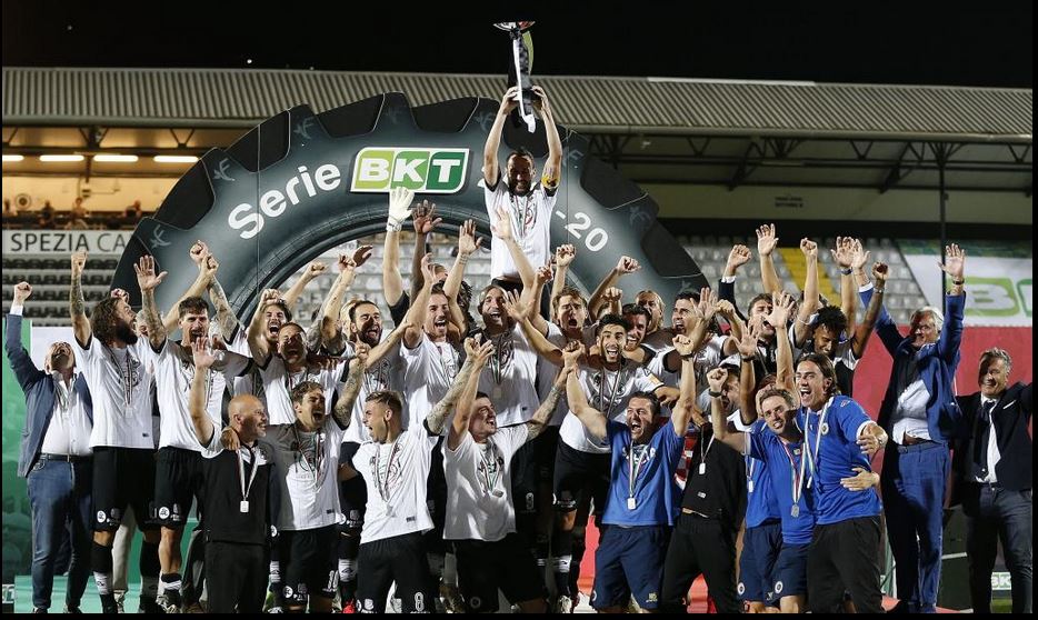 Para pemain Spezia merayakan keberhasilan mereka meraih promosi ke Serie A