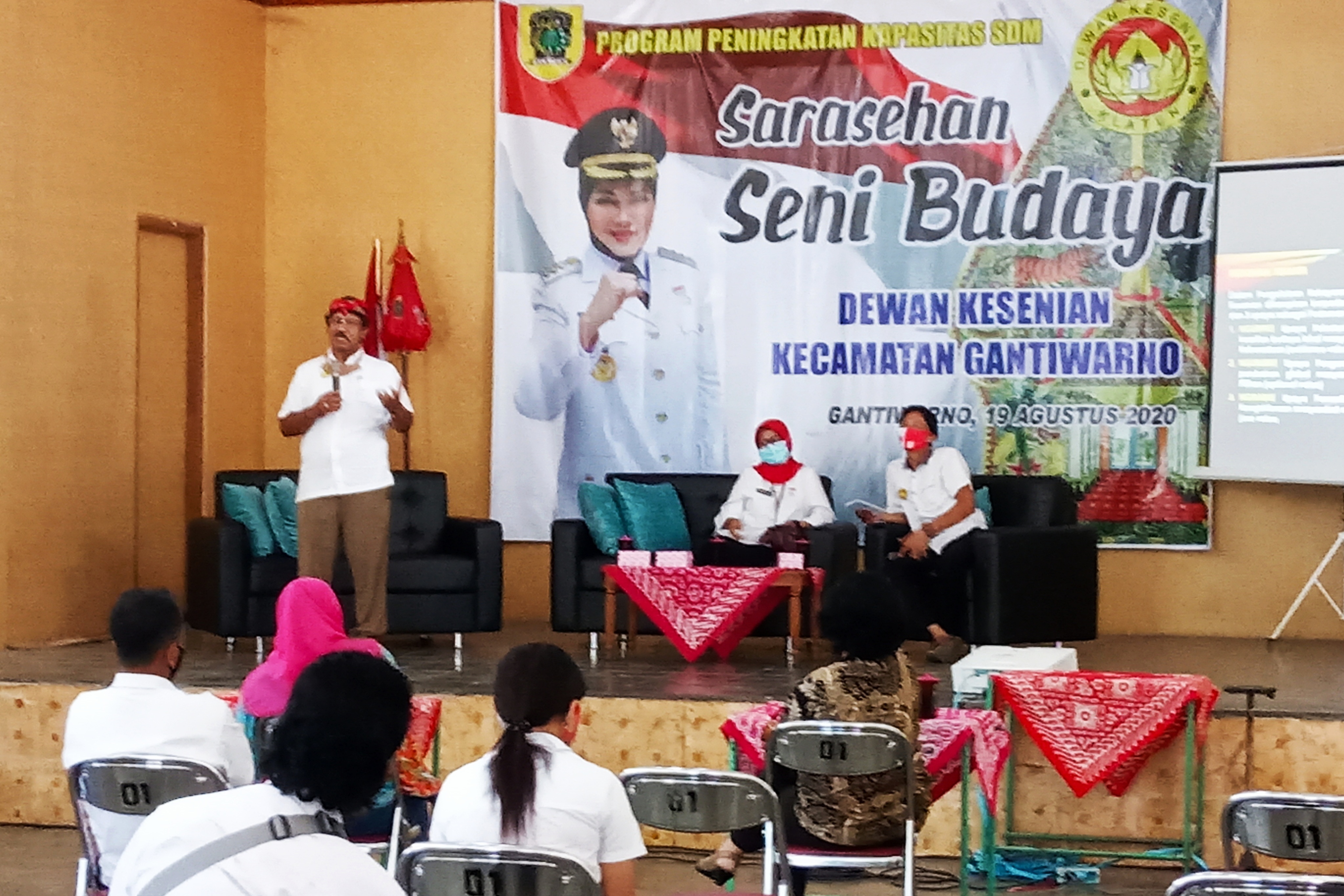 Ketua Harian Dewan Kesenian Klaten, FX Setyawan, saat paparan di depan peserta sarasehan seni budaya di Balai Desa Mlese, Gantiwarno, Klaten