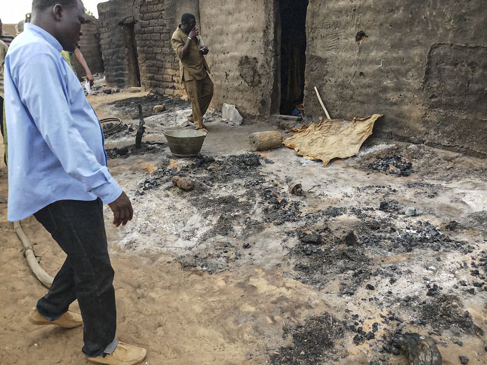 Ilustrasi: Warga melihat bekas penyerangan di Desa Dogon, Mali