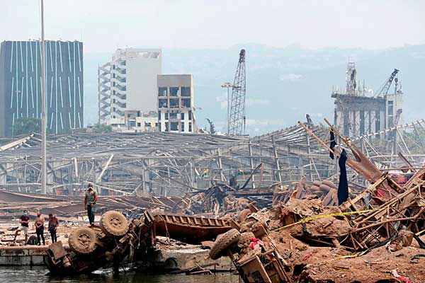 Sejumlah bangunan runtuh akibat ledakan dahsyat yang mengguncang Beirut, Libanon