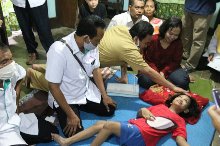 Wakil Bupati Blora Arief Rohman menjenguk Alenda Primavea Dewi,11 yang tidak bisa berjalan kaki.
