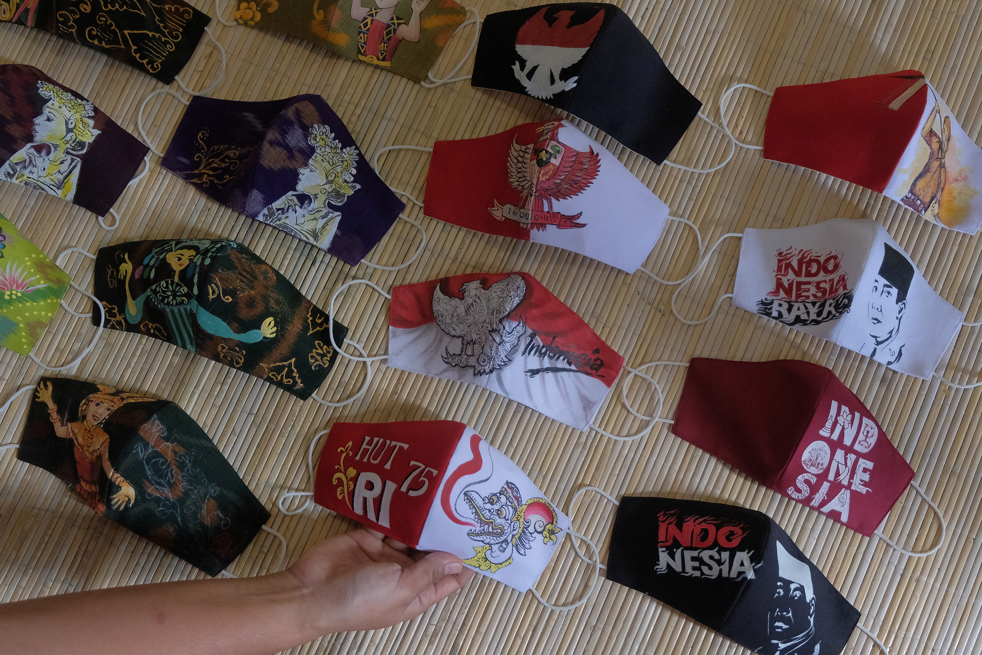 Ilustrasi--Perajin menata masker lukis hasil buatannya di Anacaraka Art, Desa Singapadu Tengah, Gianyar, Bali