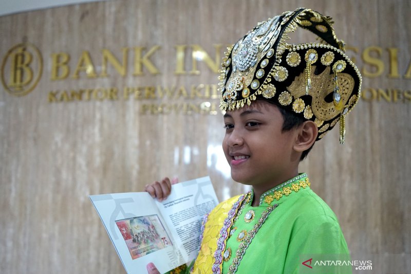ADITYA Perpatih, 9, sosok anak yang mengenakan pakaian adat Gorontalo, Makuta di uang baru pecahan Rp75 ribu.