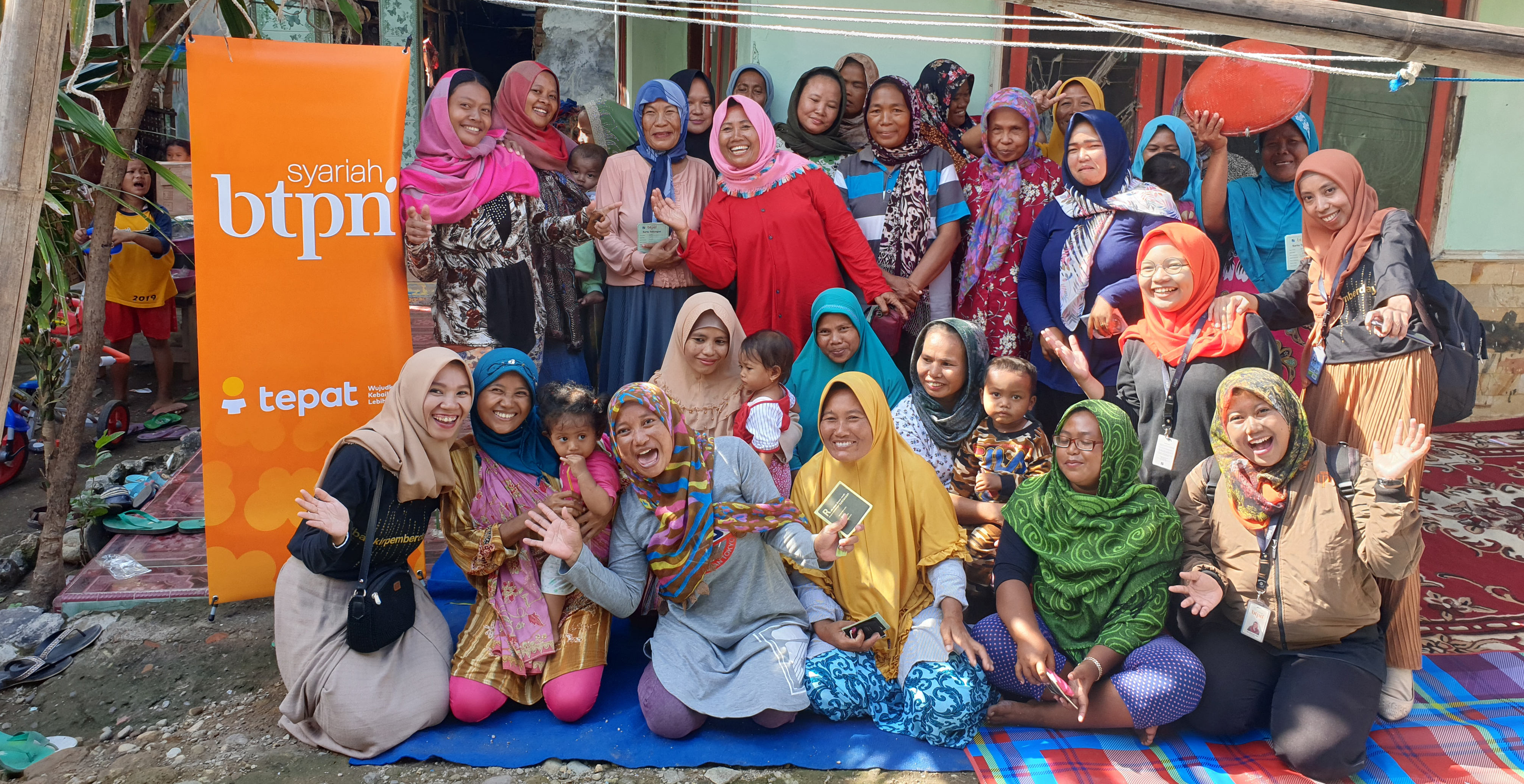 Membangun komunikasi intensif dengan nasabah menjadi cara BTPN Syariah membantu nasabah memulihkan kondisinya. 