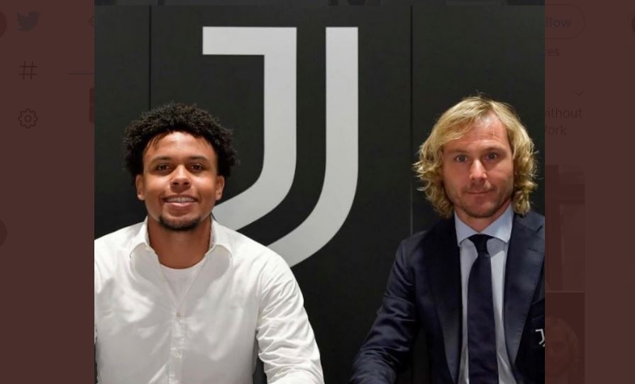 Weston McKennie (kiri) saat menandatangani kontrak di Juventus.