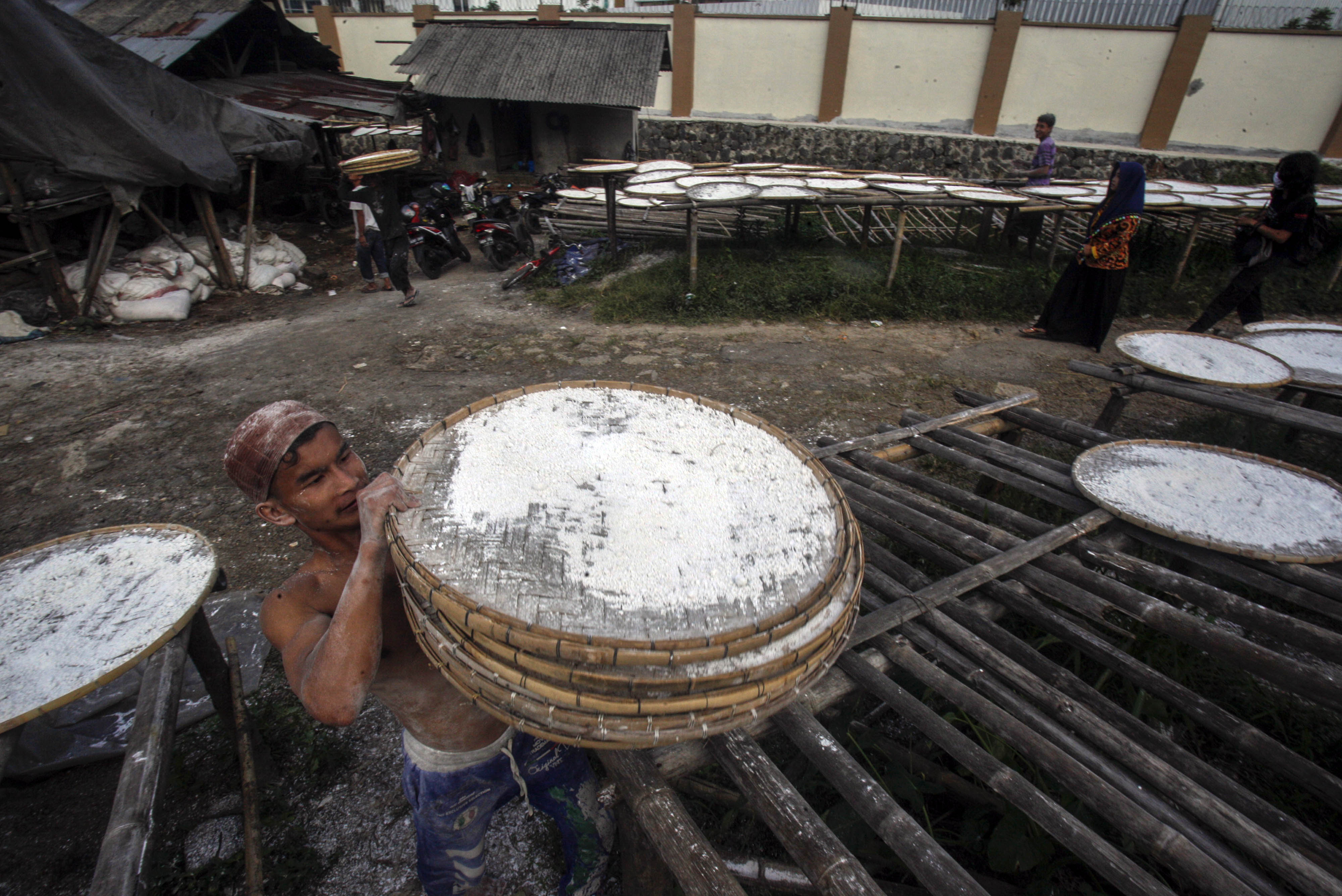 Pekerja menjemur tepung tapioka berbahan dasar singkong di Bogor, Jawa Barat.