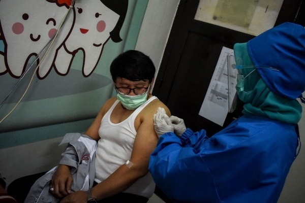 Penyuntikan vaksin pada relawan di lima tempat uji klinis di Kota Bandung pada Jumat, 14 Agustus 2020