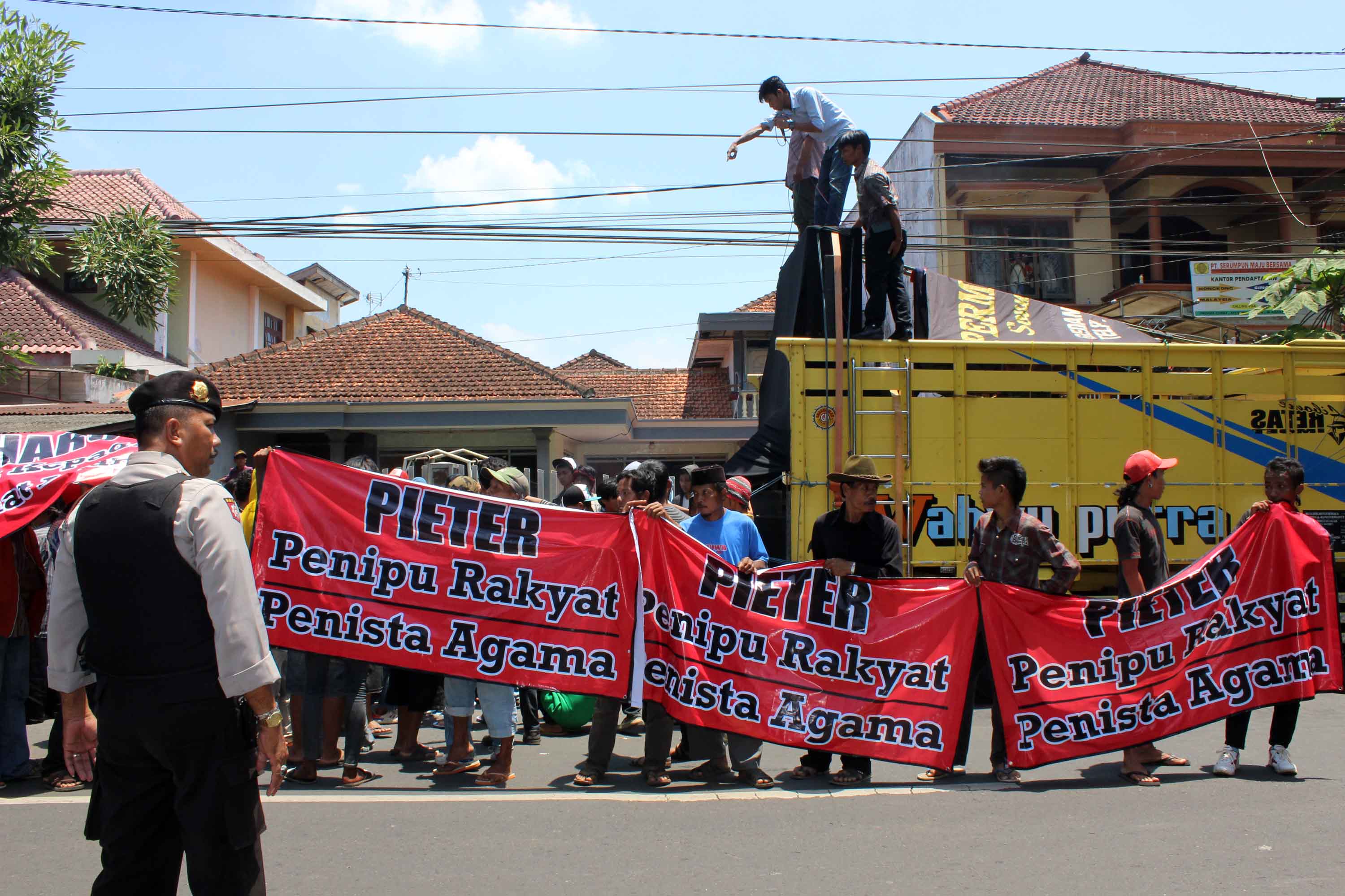 Aksi Massa terkait dugaan penodaan agama