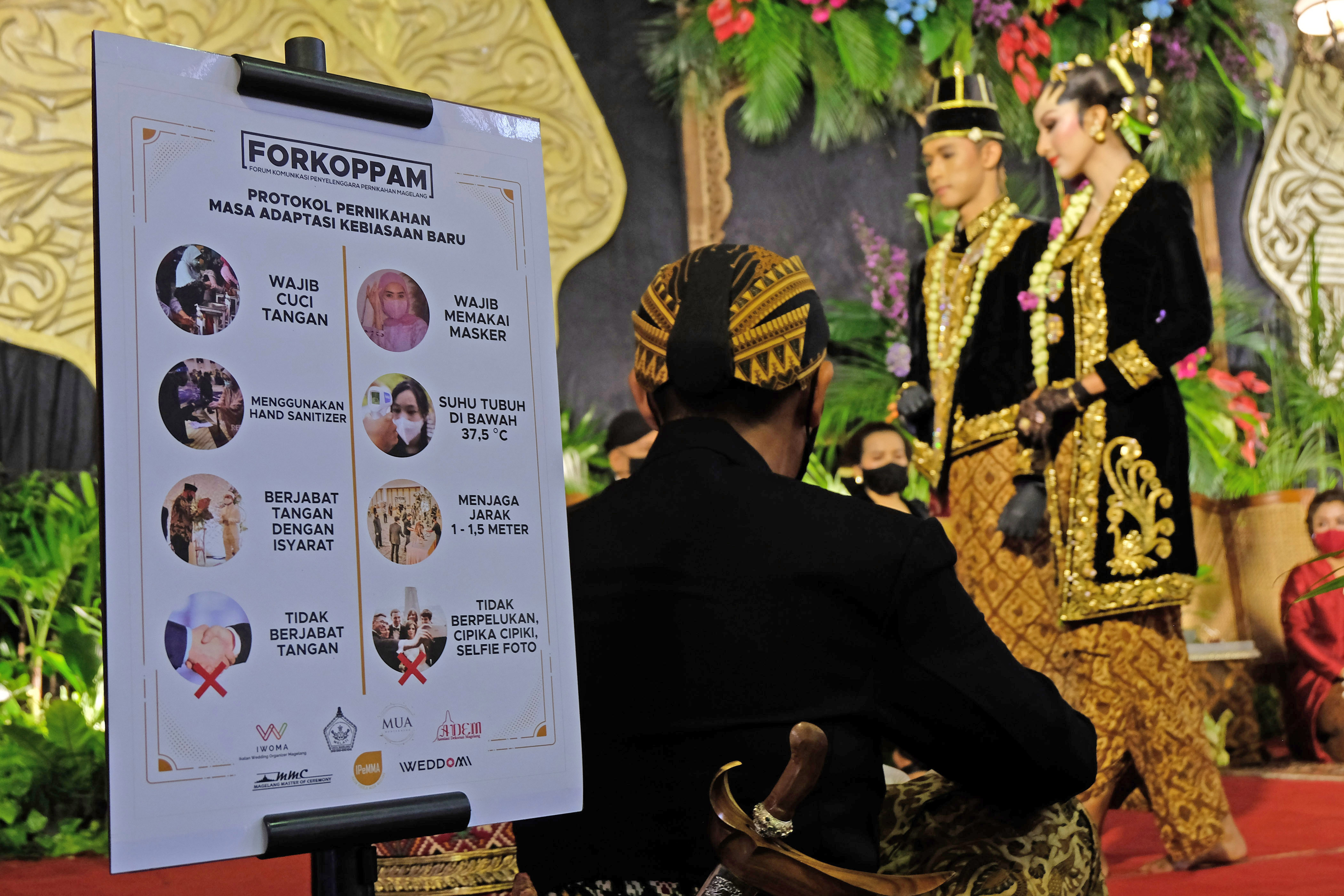 Sejumlah model memperagakan prosesi pernikahan gaya Surakarta saat simulasi resepsi pernikahan di era Adaptasi Kebiasaan Baru