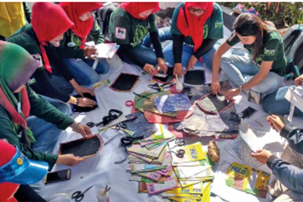 Pelatihan inovasi daur ulang kardus dan kertas semen.