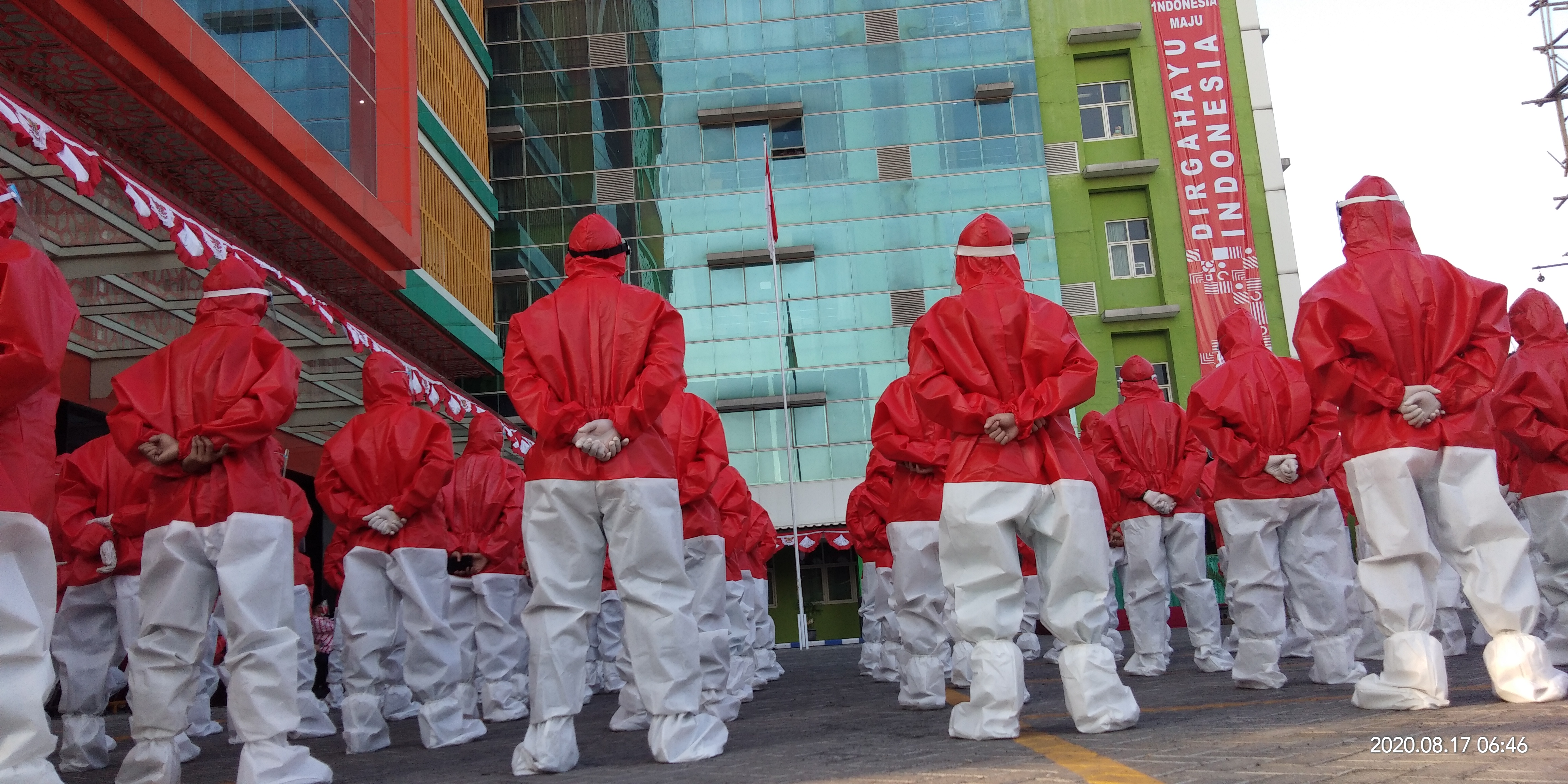 Tenaga kesehatan RSI Siti Hajar Sidoarjo, Jawa Timur mengikuti upacara HUT RI ke-75 menggunakan APD berwarna merah putih.