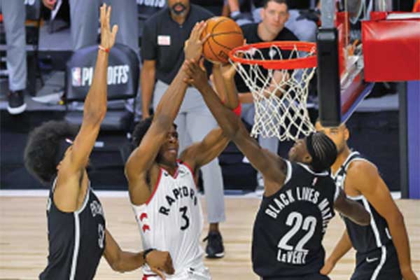 Pemain Brooklyn Nets, Caris LeVert (kanan), melakukan pelanggaran terhadap pemain Toronto Raptors, OG Anunoby (kostum putih)