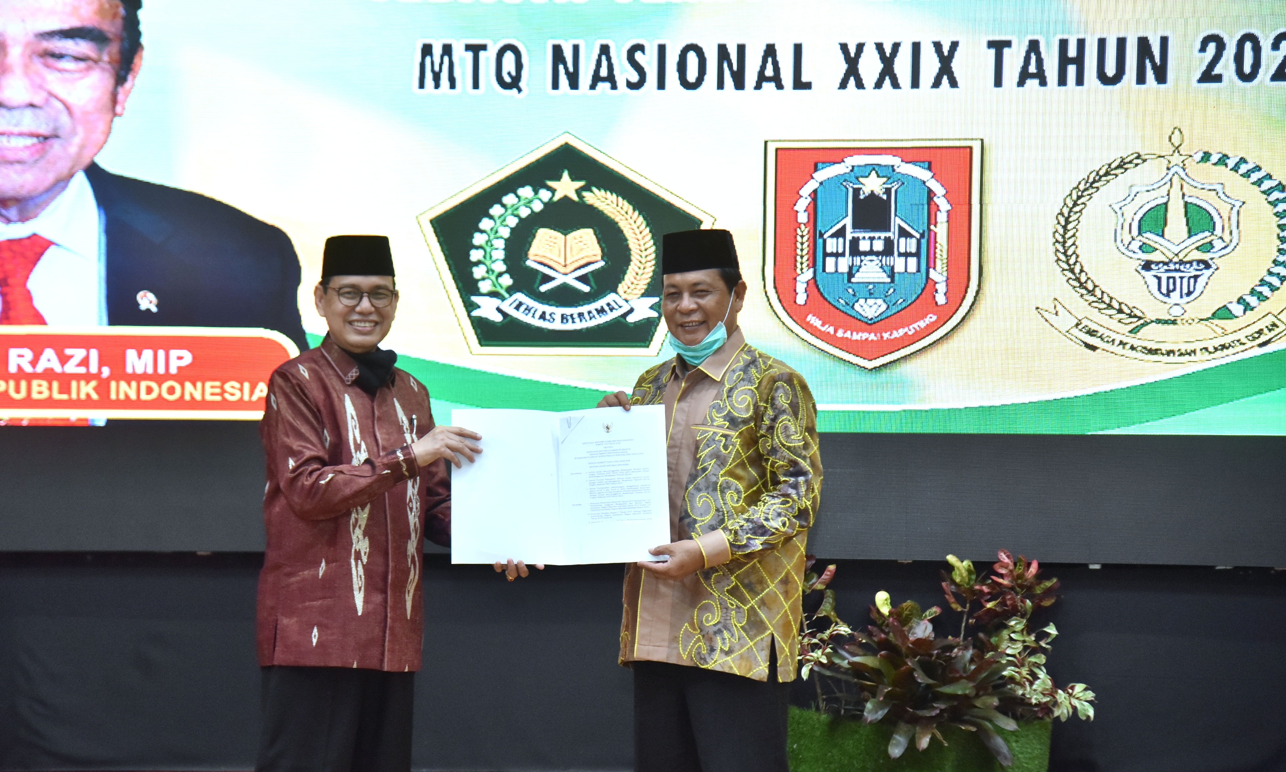  Gubernur Kalsel Sahbirin Noor menerima SK penetapan Kalsel sebagai tuan rumah MTQ Nasional ke-29 tahun 2022.