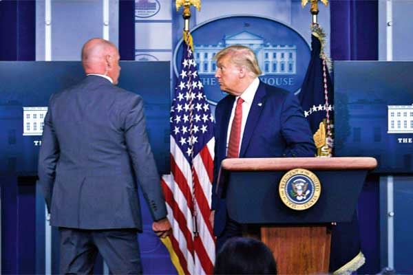  Presiden Amerika Serikat Donald Trump meninggalkan ruangan di tengah konferensi pers di Gedung Putih, Washington DC, AS