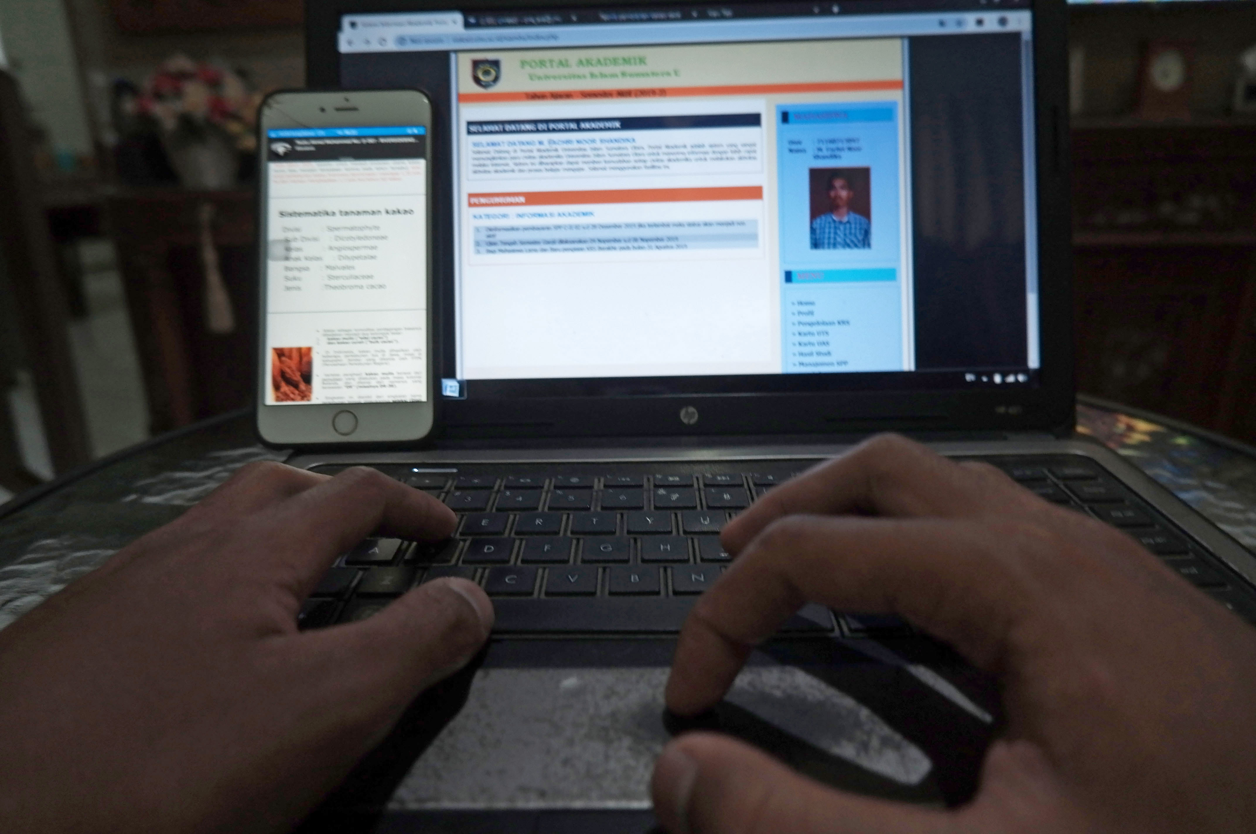 Mahasiswa mengikuti kuliah secara daring selama pandemi Covid-19