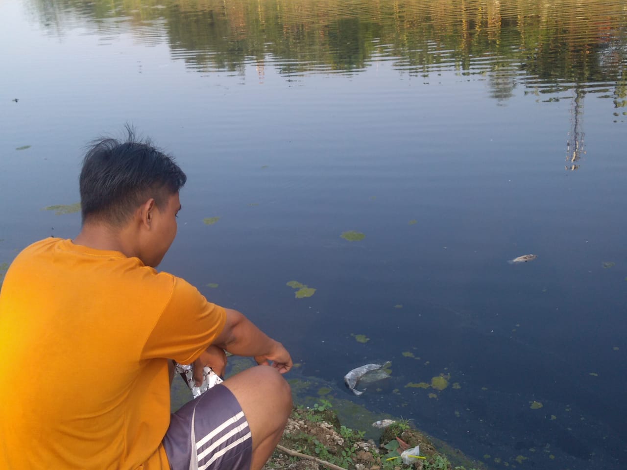 Warga di tepian Sungai Citarum Karawang yang airnya berwarna hitam