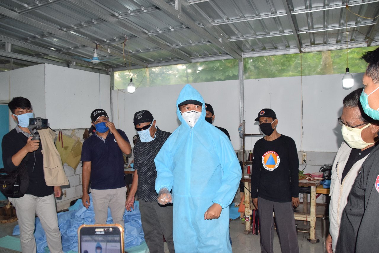 Bupati Banyumas Achmad Husein tengah mencoba baju hazmat buatan pelaku usaha di Banyumas.