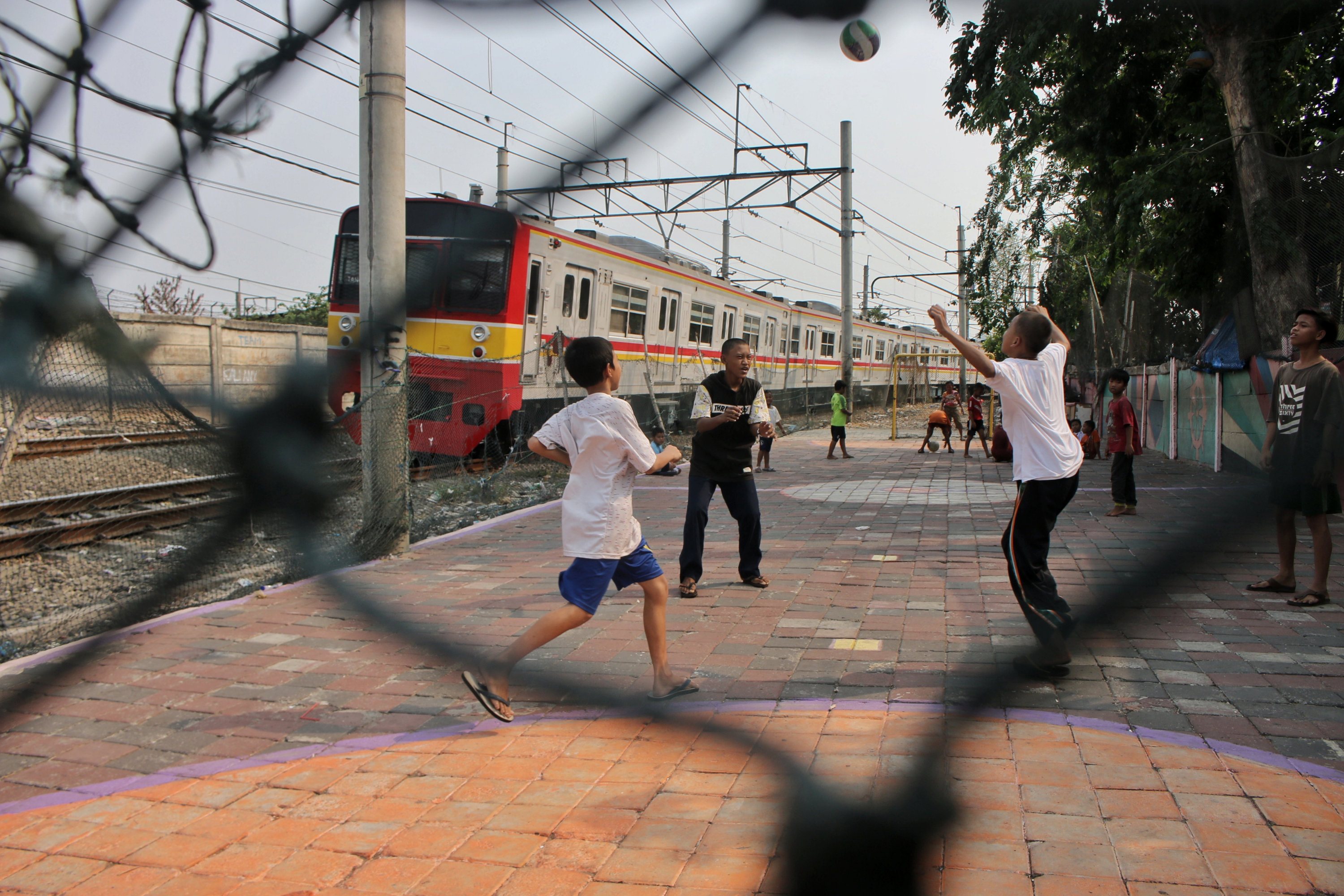 Sejumlah anak asyik bermain di pinggir rel wilayah Tambora, Jakarta Barat.