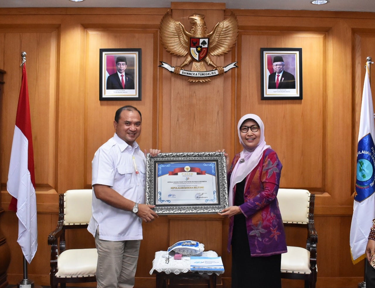 Gubernur Babel Erzaldi Rosman menerima penghargaan dari Kepala BPS Provinsi Kepulauan Bangka Belitung, Dwi Retno Wilujeng Wahyu Utami.  