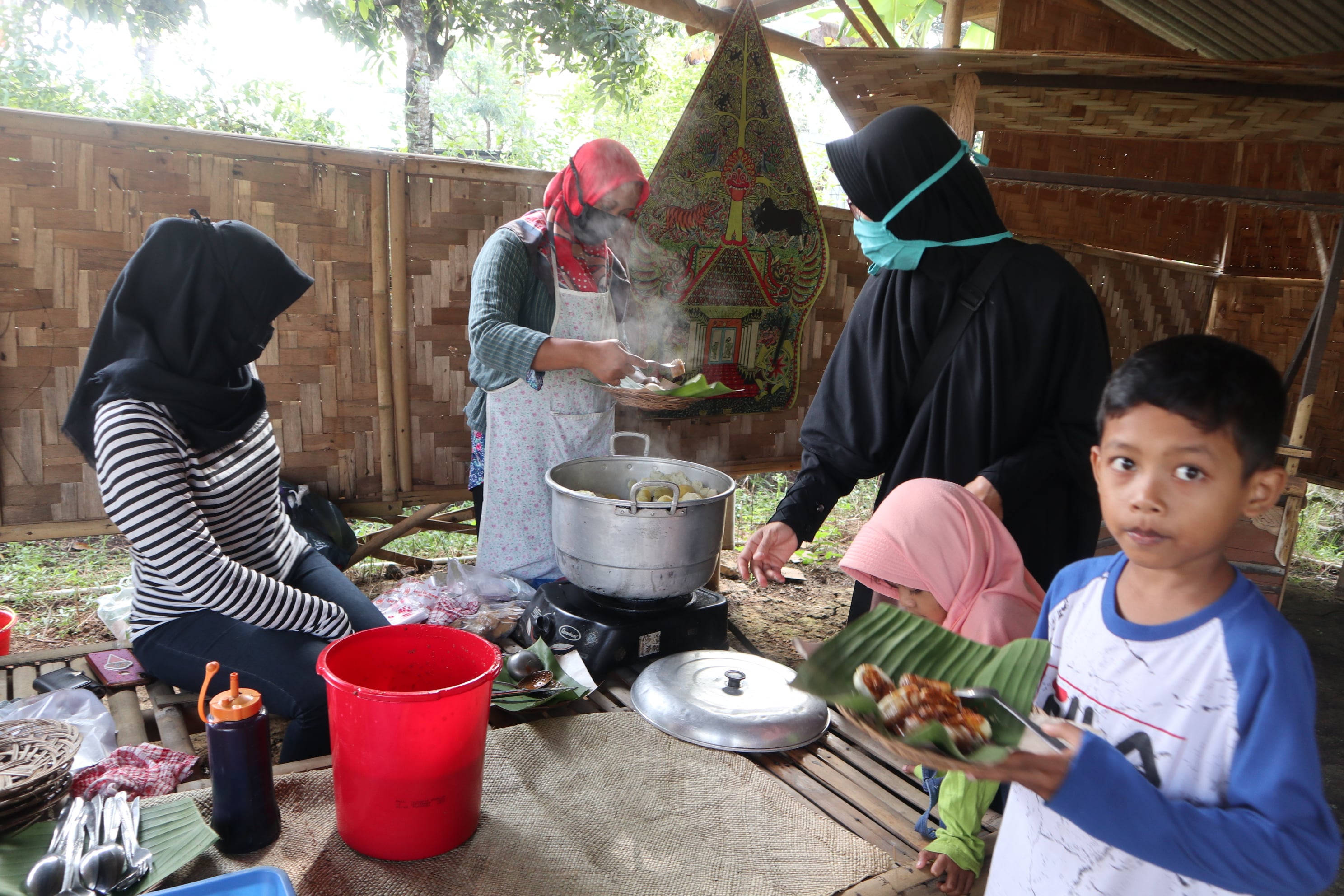 Kegiatan Pasar Tani di Kecamatan Kranggan, Kabupaten Temanggung kembali dibuka. Warga dan pembeli wajib memakai masker.
