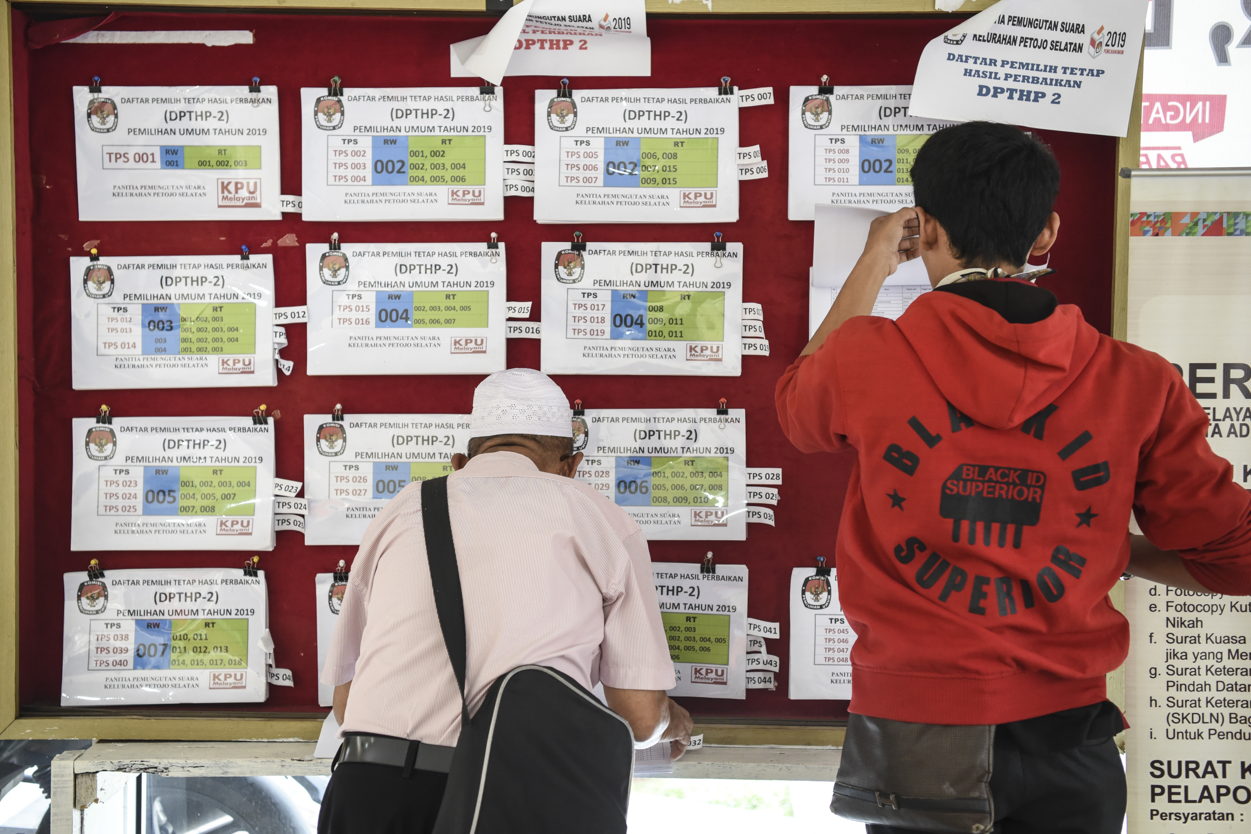 Ilustrasi--Petugas memeriksa Daftar Pemilih Tetap (DPT) di Kelurahan Petojo Selatan, Jakarta, 2019 lalu.