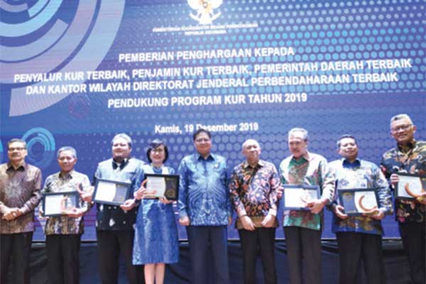 Para penerima penghargaan penyalur KUR terbaik, penjamin KUR terbaik, Pemda terbaik, dan Kanwil Ditjen Perbendaharaan terbaik