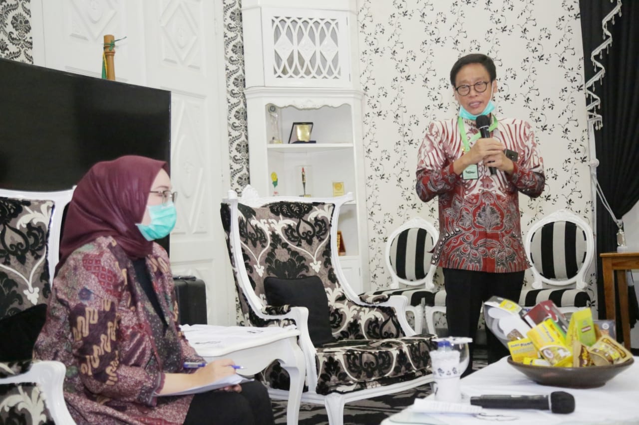 Kepala BPPSDMP Kementan Dedi Nursyamsi (kanan) dan Bupati Purwakarta, Anne Ratna Mustika.