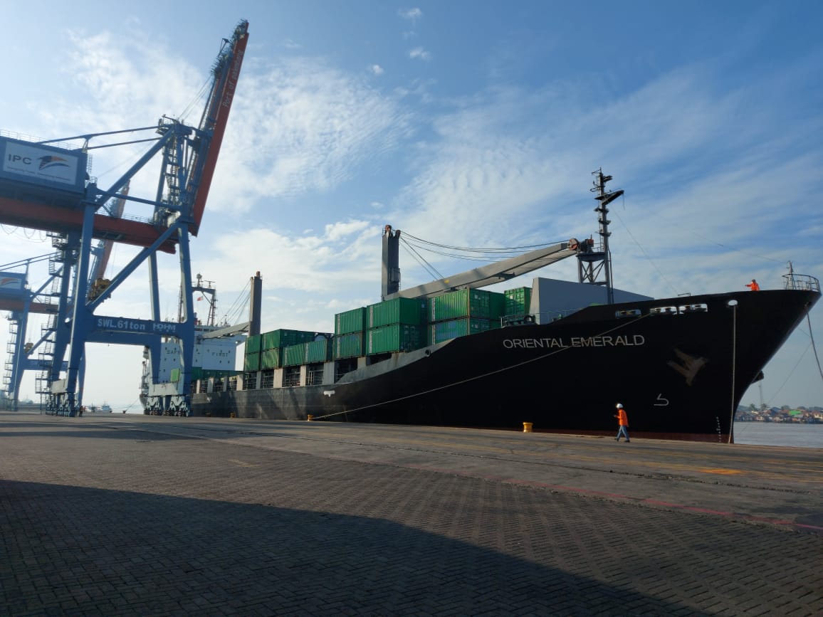 IPC Group Palembang kini kembali melayani kapal terbesar kedua yang membawa kargo peti kemas di Pelabuhan Boombaru Palembang.