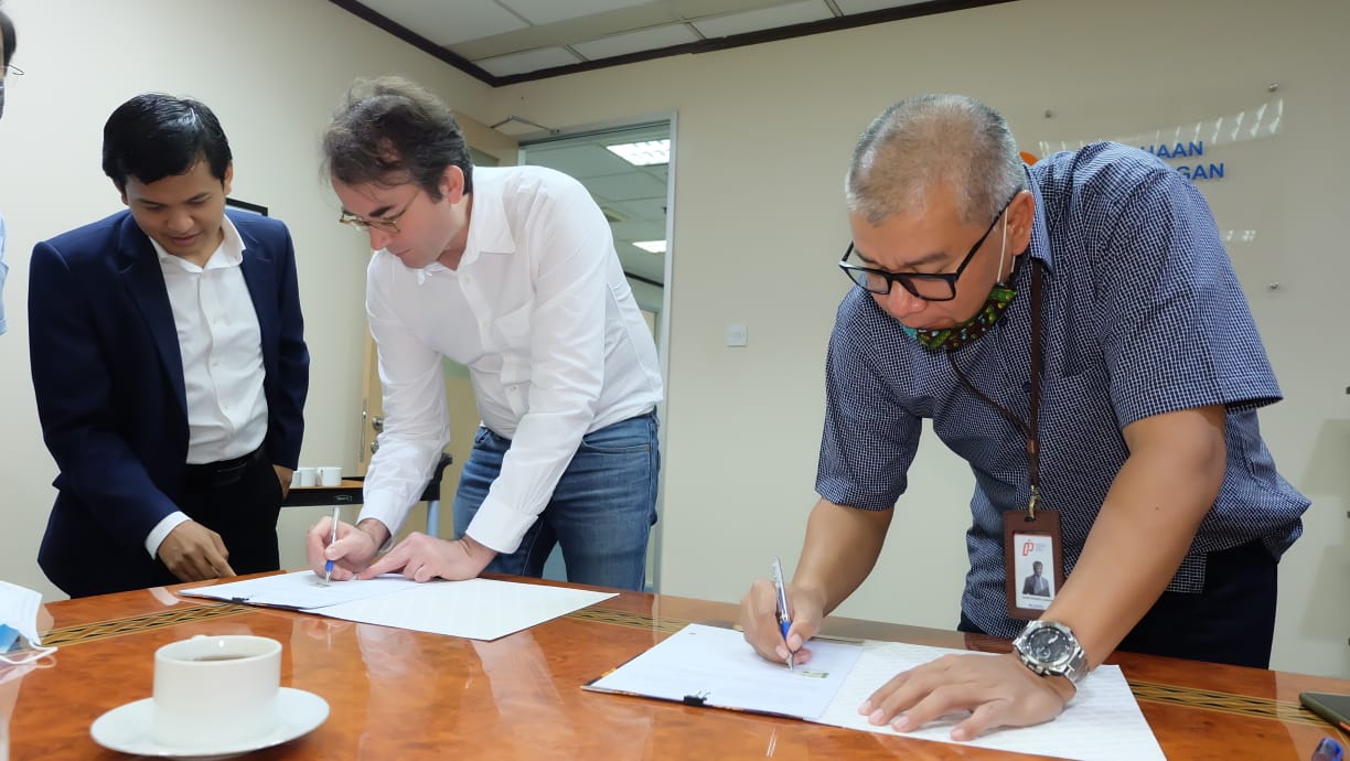 Direktur Utama PT PPI  Fasika Khaerul Zaman (kanan) dan buyer asal Prancis, menandatangani perjanjian di Jakarta.