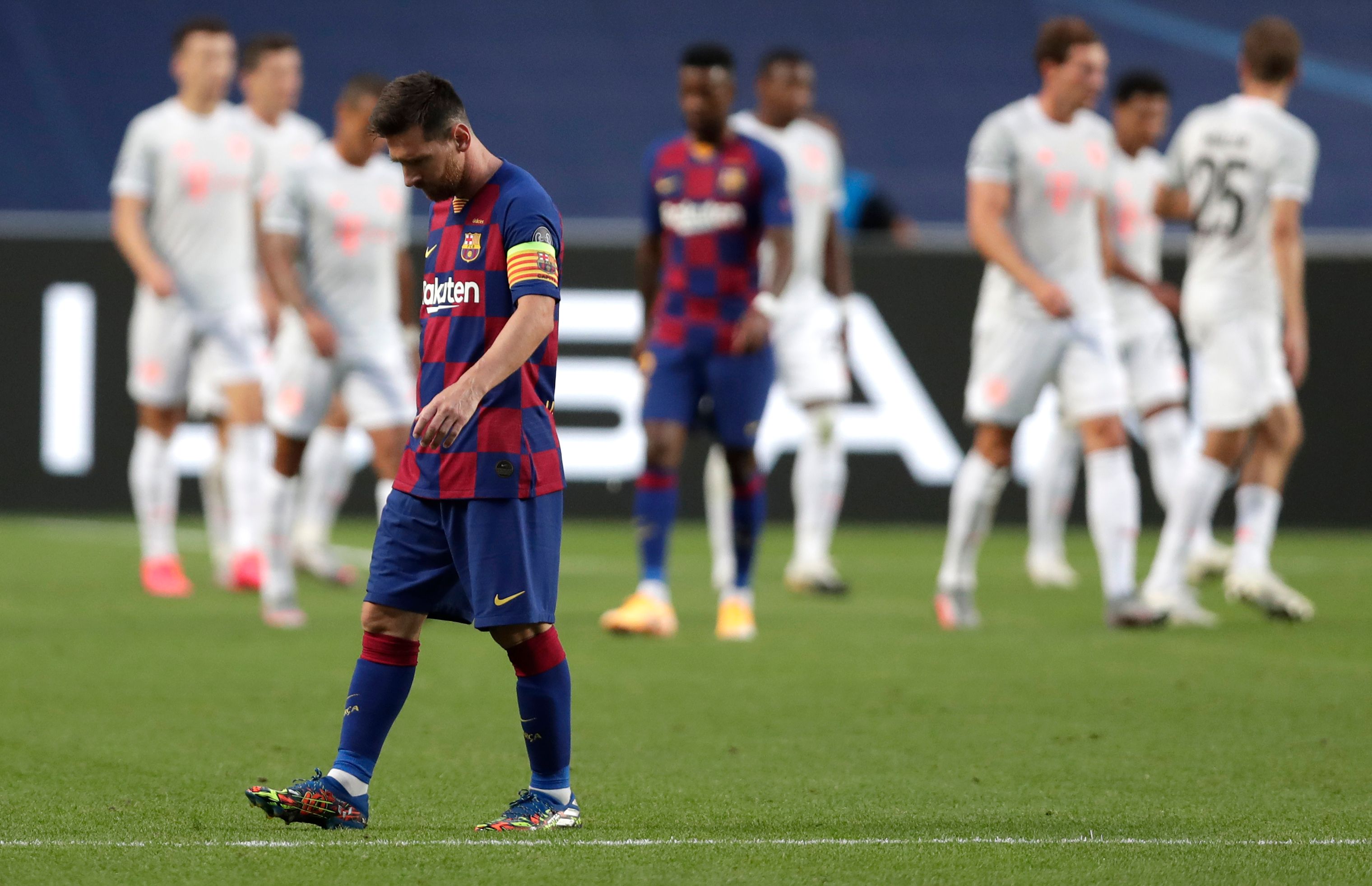 Lionel Messi menundukkan kepala usai Barcelona dibantai 8-2 oleh Bayern Muenchen di perempat final Liga Champions.