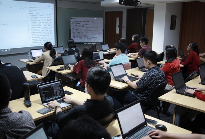 Algoritma Data Science School yang merupakan pelopor dalam pendidikan data science di Indonesia. 