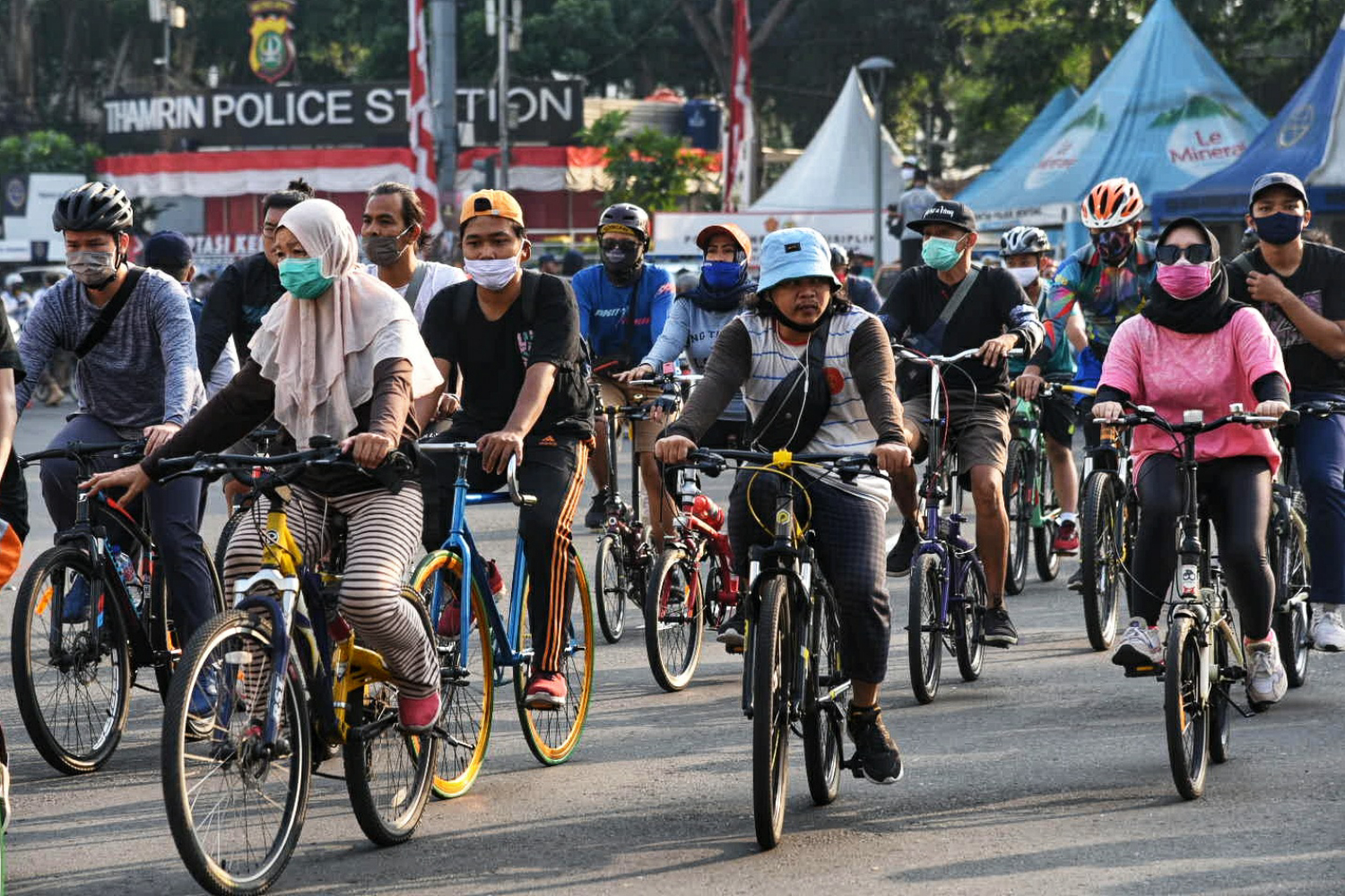 Kerumunan warga bersepeda di kawasan Bundaran HI, Jakarta Pusat, Minggu (2/8).